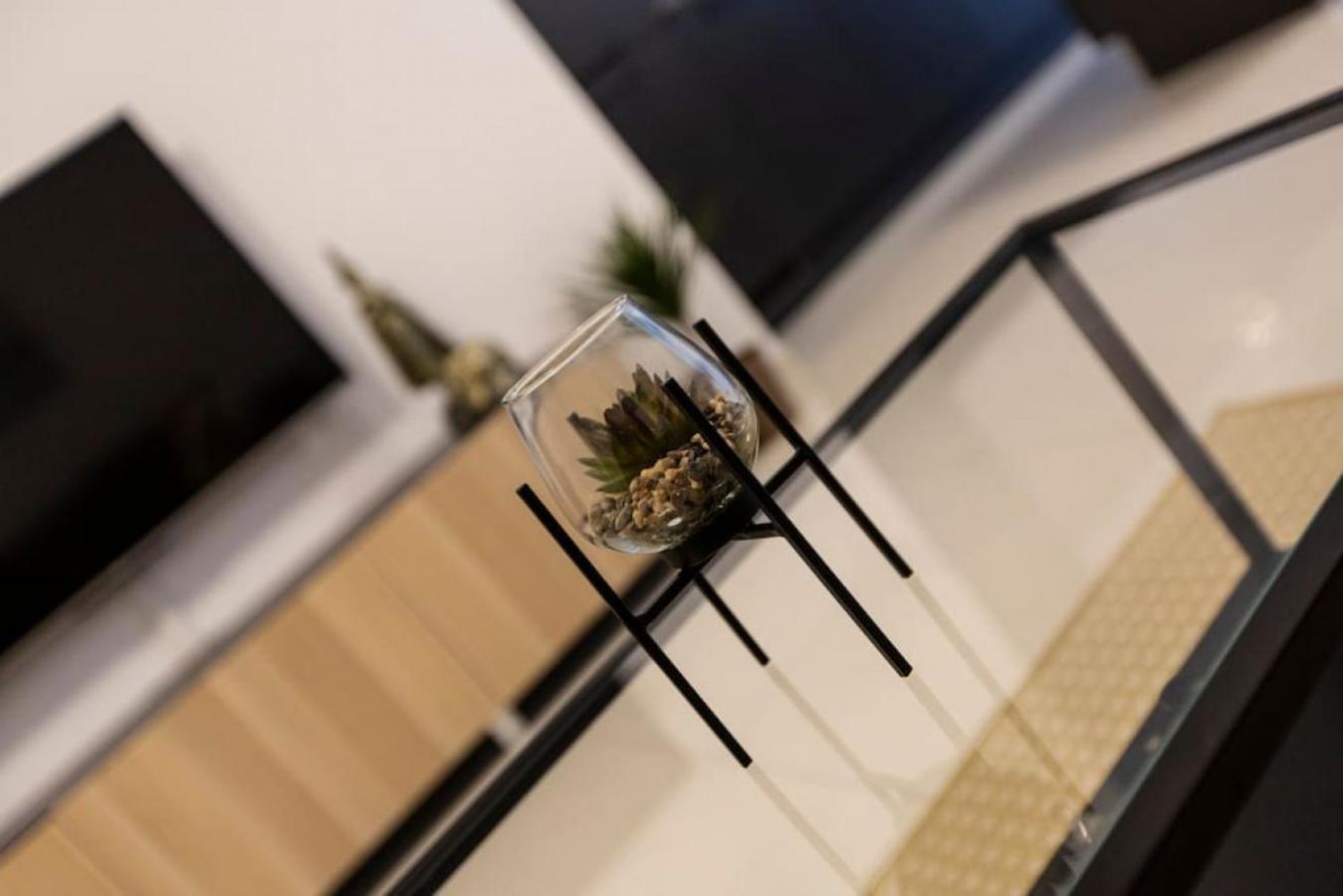 Beautiful Modern Central 2BR Apt view 4