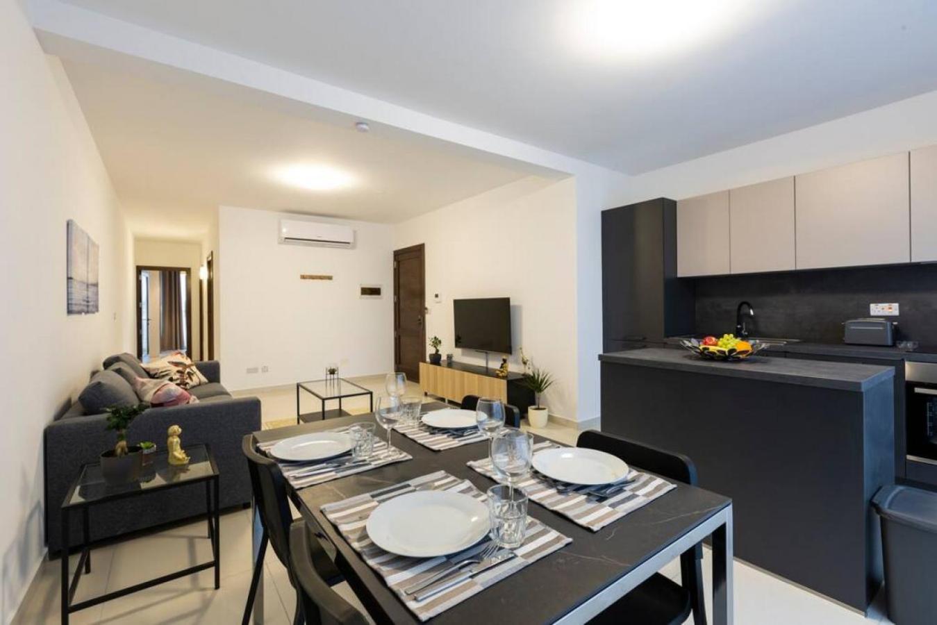 Beautiful Modern Central 2BR Apt view 4