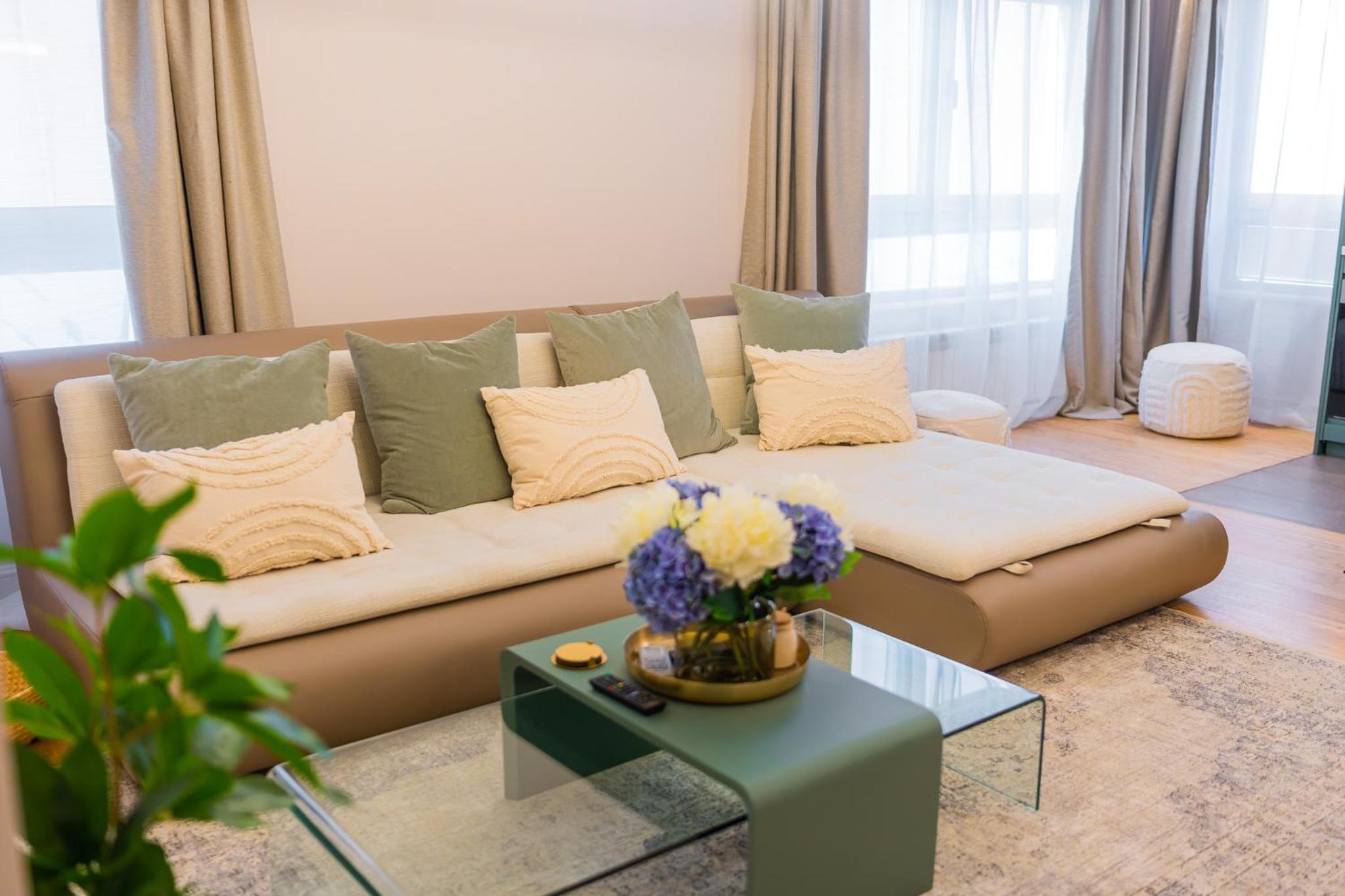 Victoriei Emerald & Pink Gems - Designer Apartments view 2
