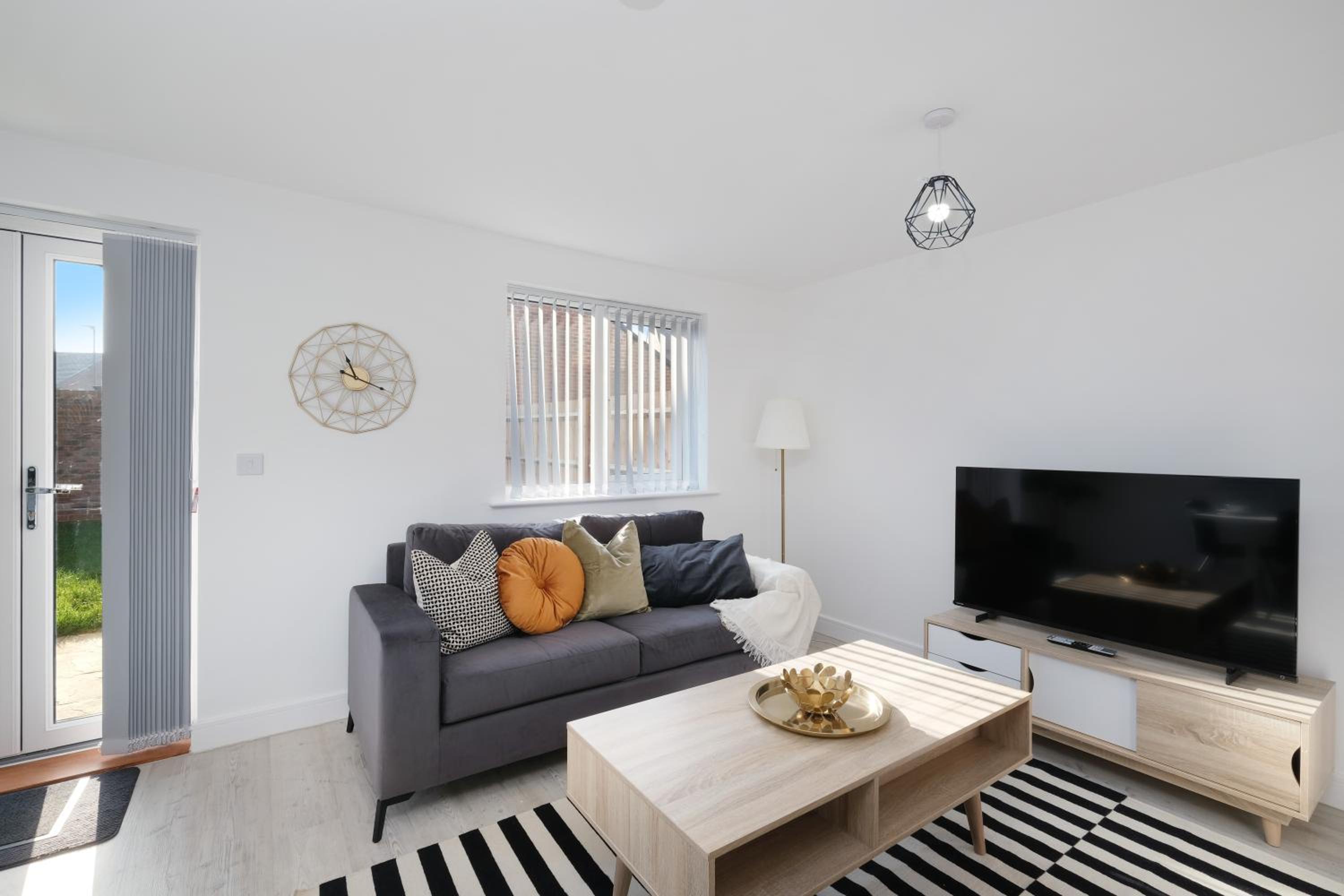 Luxaura 5 Bedroom 3 Bath Service House with Parking view 3