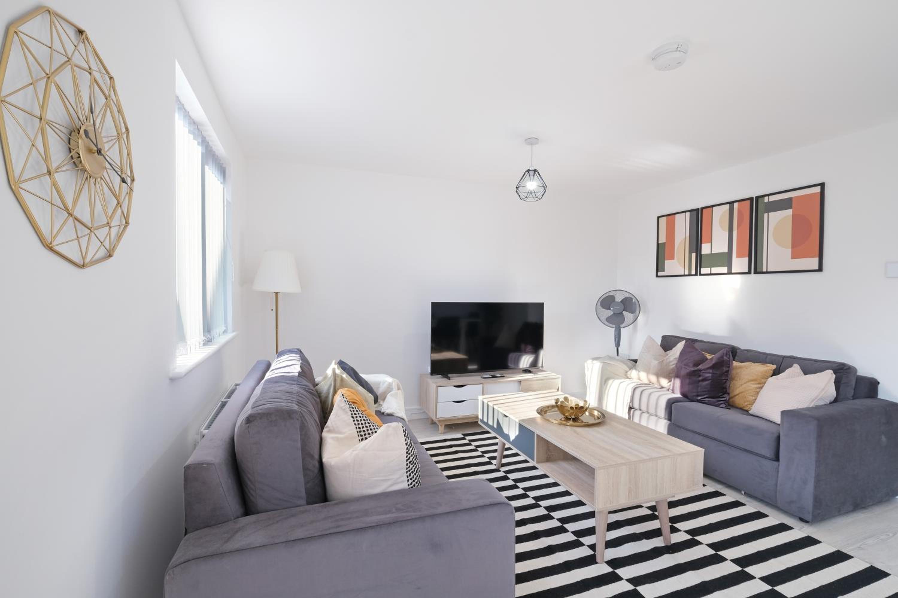 Luxaura 5 Bedroom 3 Bath Service House with Parking view 5