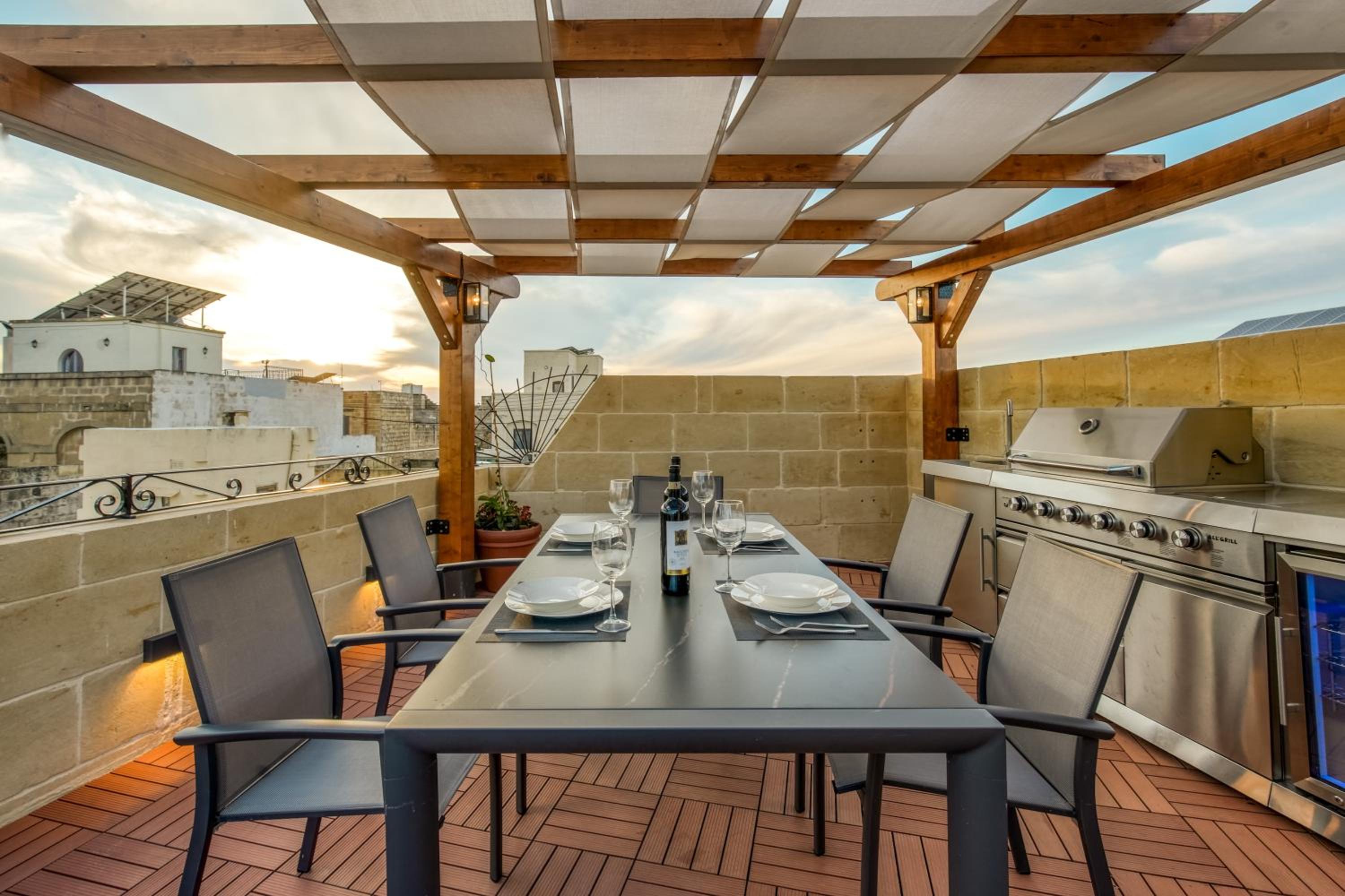 Narcisa - Luxury 3BR Traditional House with Pool, Cinema & Hot Tub view 3