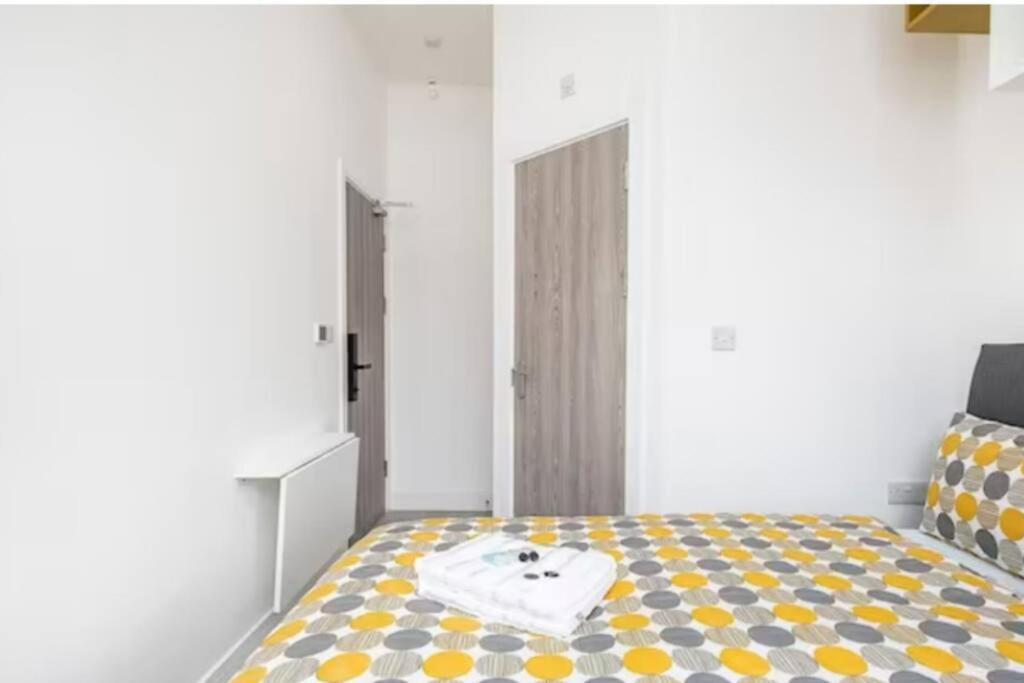 Great Location Service and Stay Double Ensuite Room with Shared Kitchen- 5mins Walk From Tufnell Park