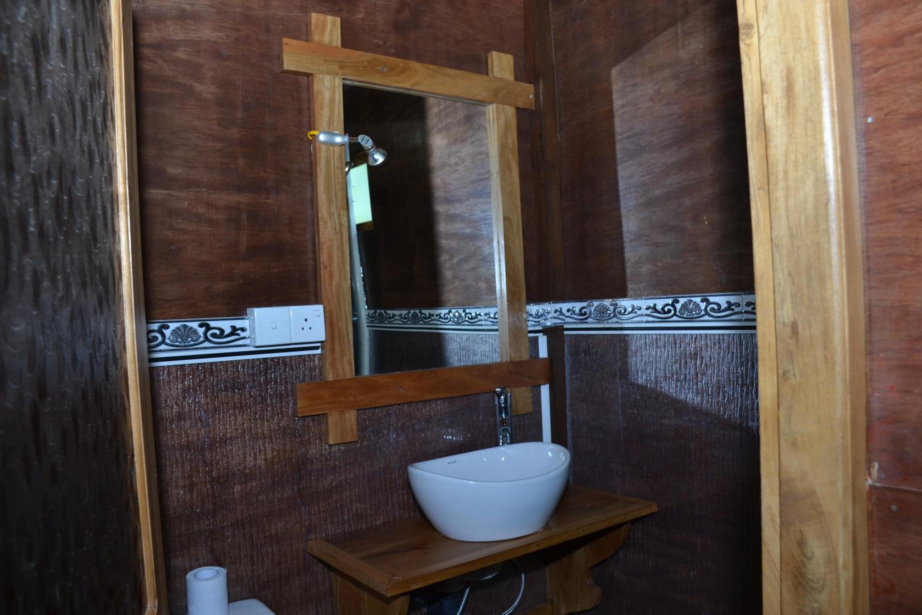 Yala River Face Inn