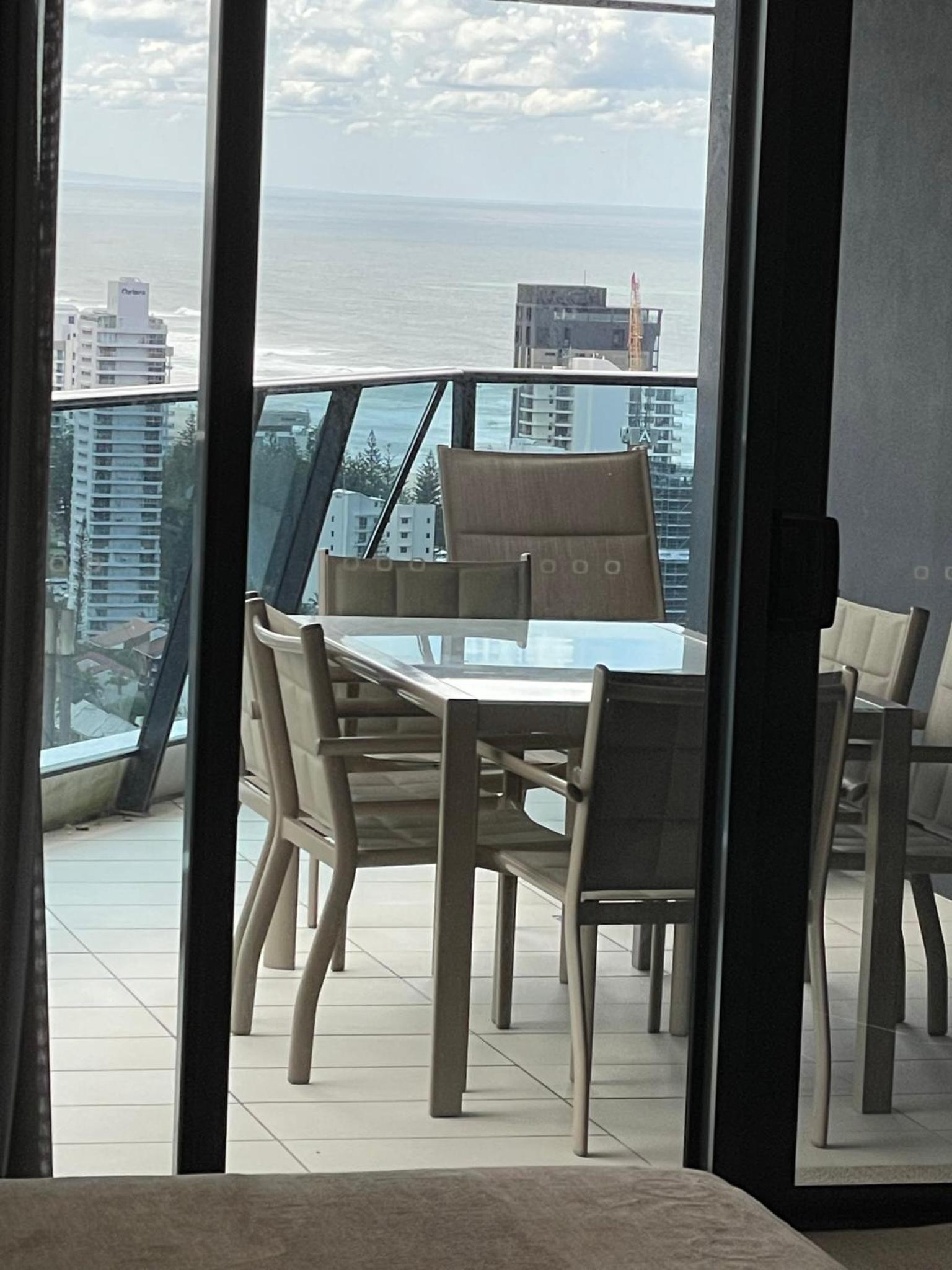 4 Bedroom Huge Sub Penthouse Oracle Level 31 Magnif VIEWS 260m2 Family Skyhome Sleeps 8 Adults and 2 Children, Sofa Bed Portacot, High Chair Central to Eve