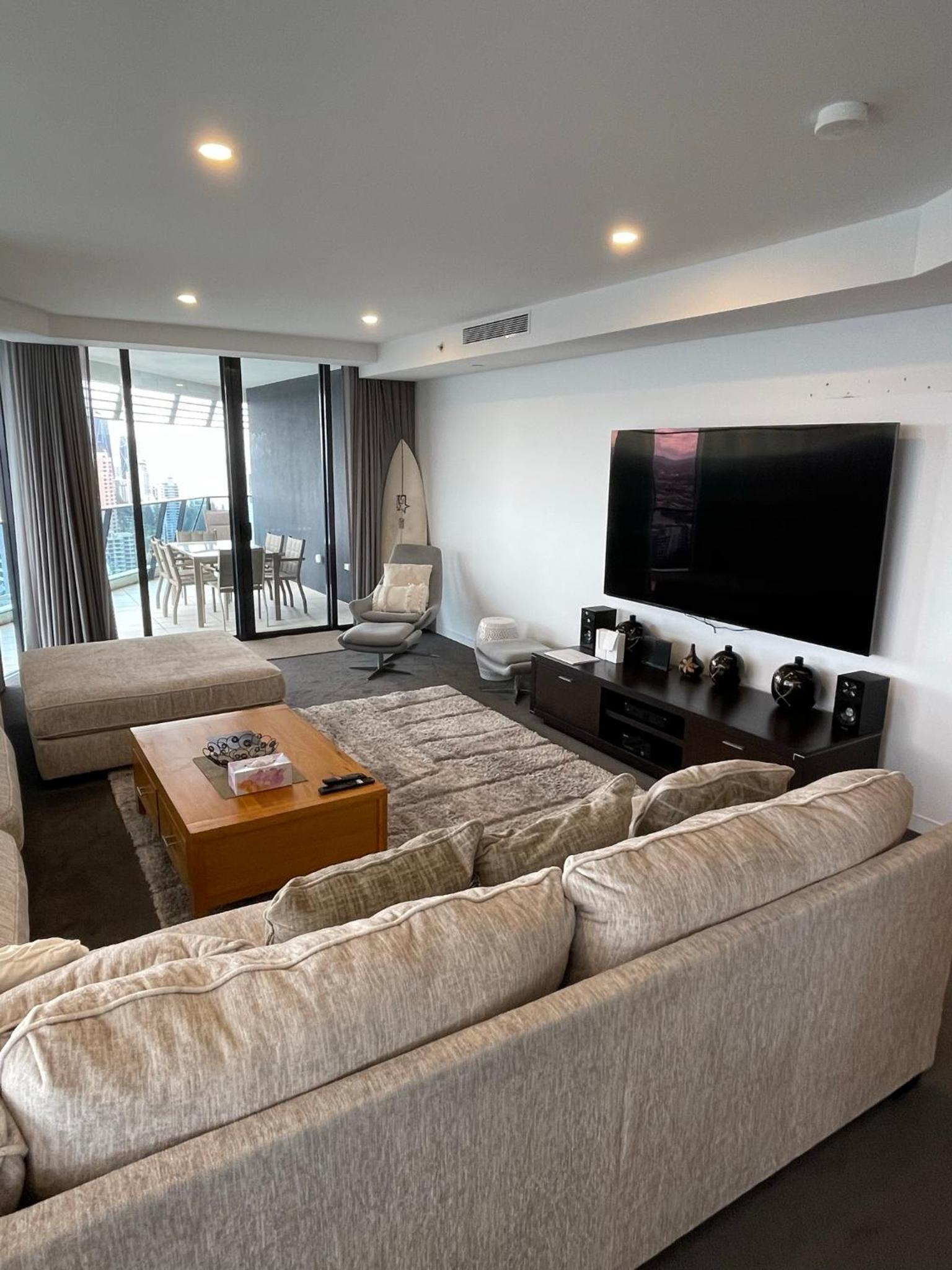 4 Bedroom Huge Sub Penthouse Oracle Level 31 Magnif VIEWS 260m2 Family Skyhome Sleeps 8 Adults and 2 Children, Sofa Bed Portacot, High Chair Central to Eve