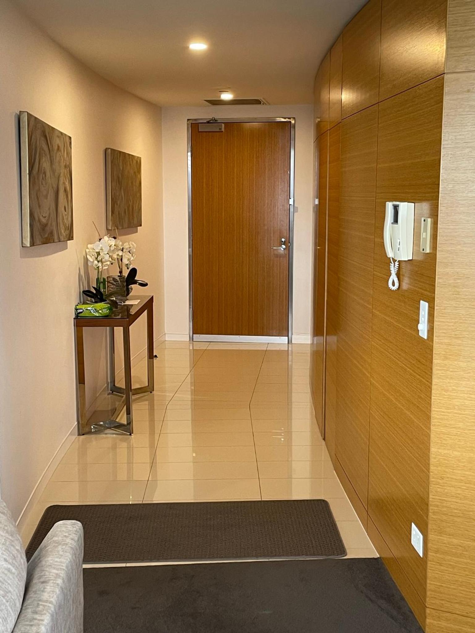 4 Bedroom Huge Sub Penthouse Oracle Level 31 Magnif VIEWS 260m2 Family Skyhome Sleeps 8 Adults and 2 Children, Sofa Bed Portacot, High Chair Central to Eve