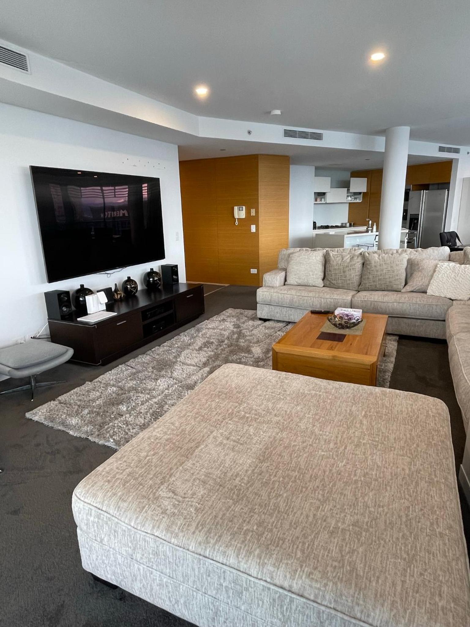 4 Bedroom Huge Sub Penthouse Oracle Level 31 Magnif VIEWS 260m2 Family Skyhome Sleeps 8 Adults and 2 Children, Sofa Bed Portacot, High Chair Central to Eve