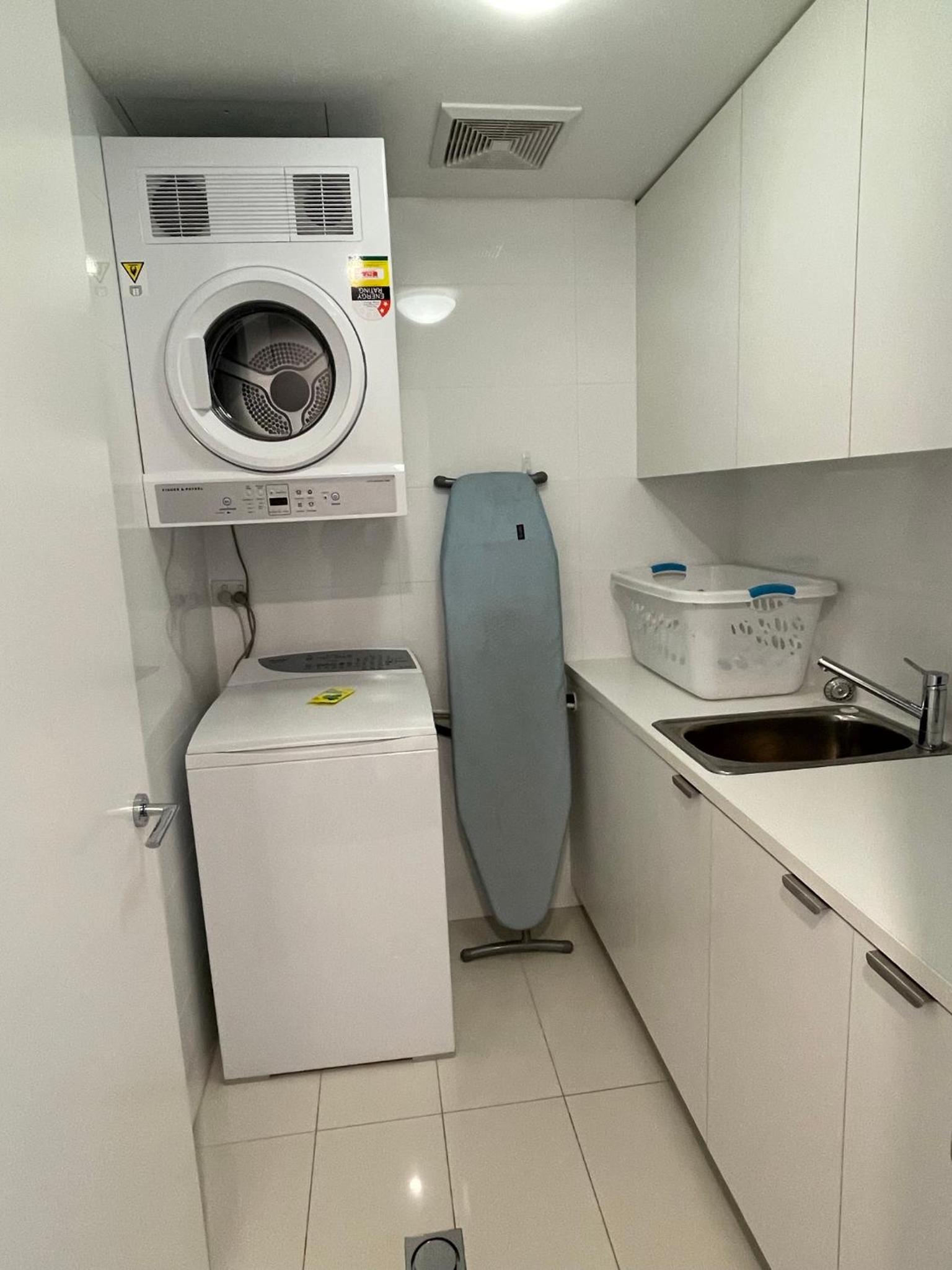 4 Bedroom Huge Sub Penthouse Oracle Level 31 Magnif VIEWS 260m2 Family Skyhome Sleeps 8 Adults and 2 Children, Sofa Bed Portacot, High Chair Central to Eve