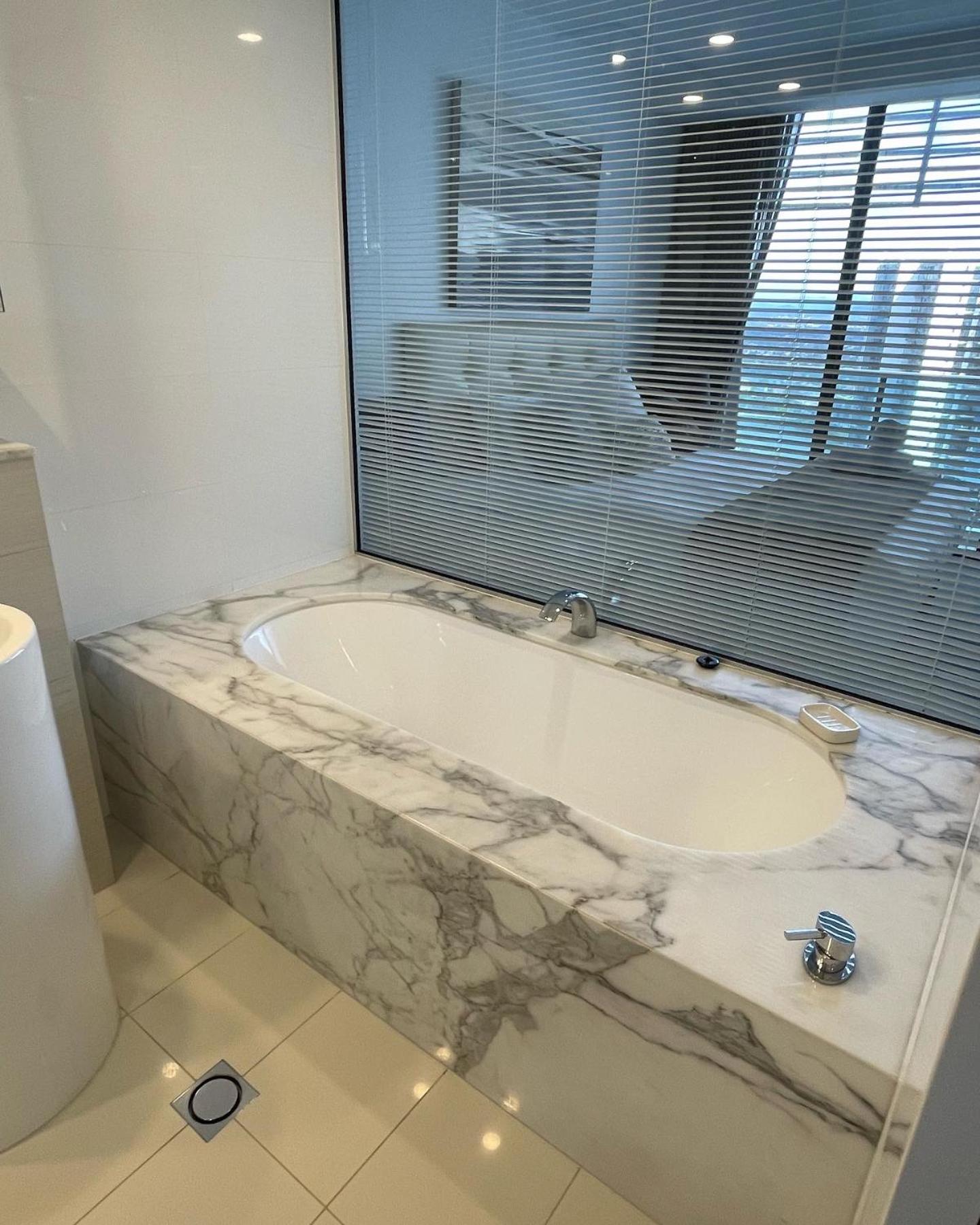 4 Bedroom Huge Sub Penthouse Oracle Level 31 Magnif VIEWS 260m2 Family Skyhome Sleeps 8 Adults and 2 Children, Sofa Bed Portacot, High Chair Central to Eve