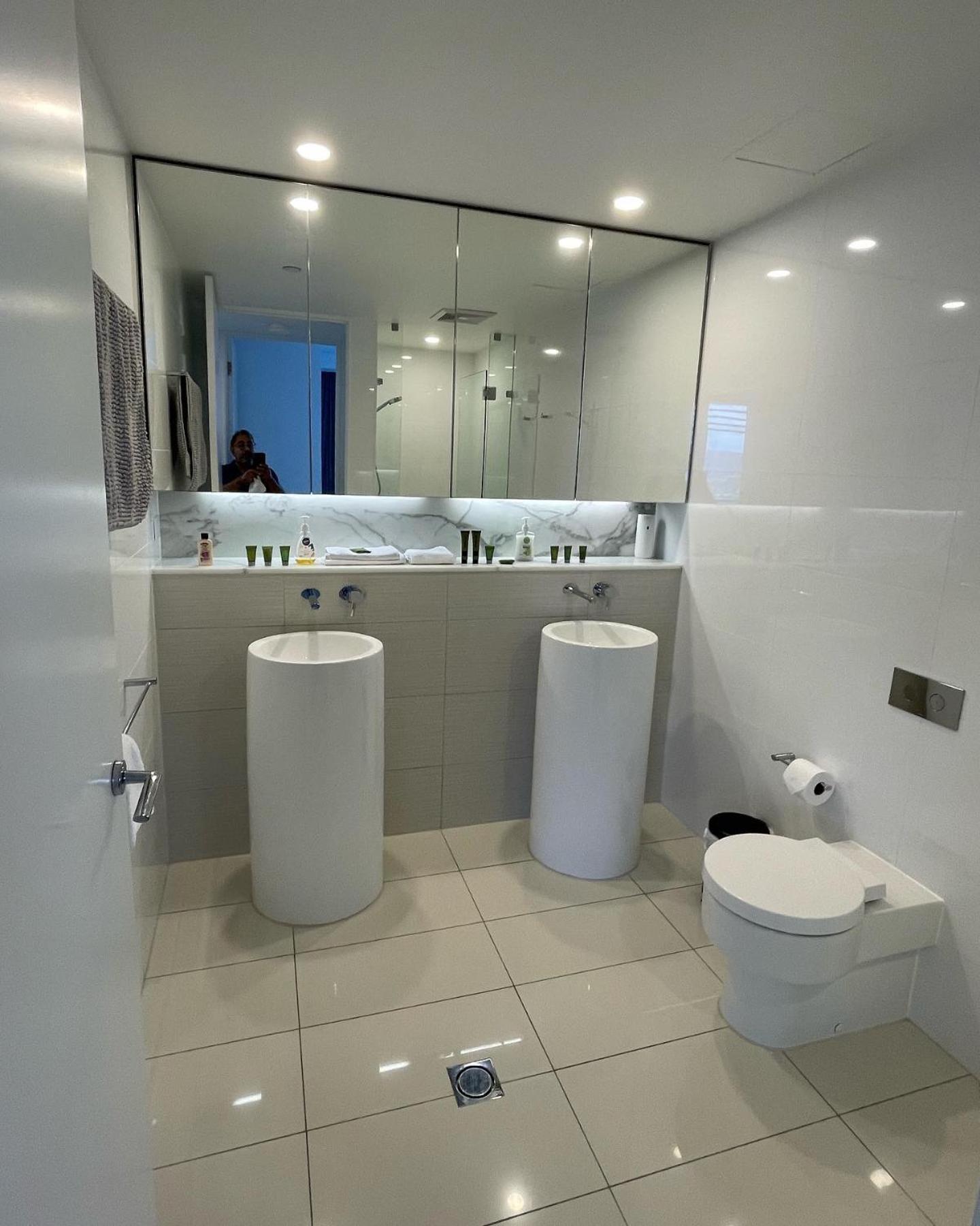 4 Bedroom Huge Sub Penthouse Oracle Level 31 Magnif VIEWS 260m2 Family Skyhome Sleeps 8 Adults and 2 Children, Sofa Bed Portacot, High Chair Central to Eve
