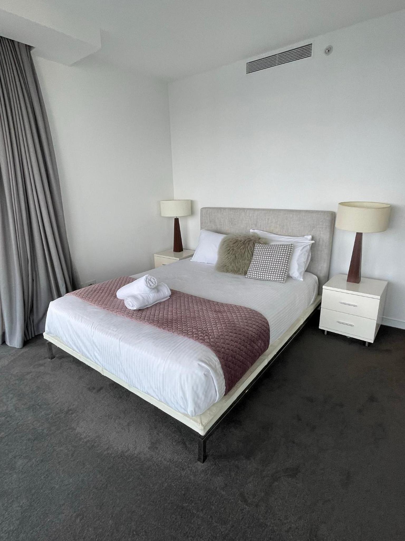 4 Bedroom Huge Sub Penthouse Oracle Level 31 Magnif VIEWS 260m2 Family Skyhome Sleeps 8 Adults and 2 Children, Sofa Bed Portacot, High Chair Central to Eve