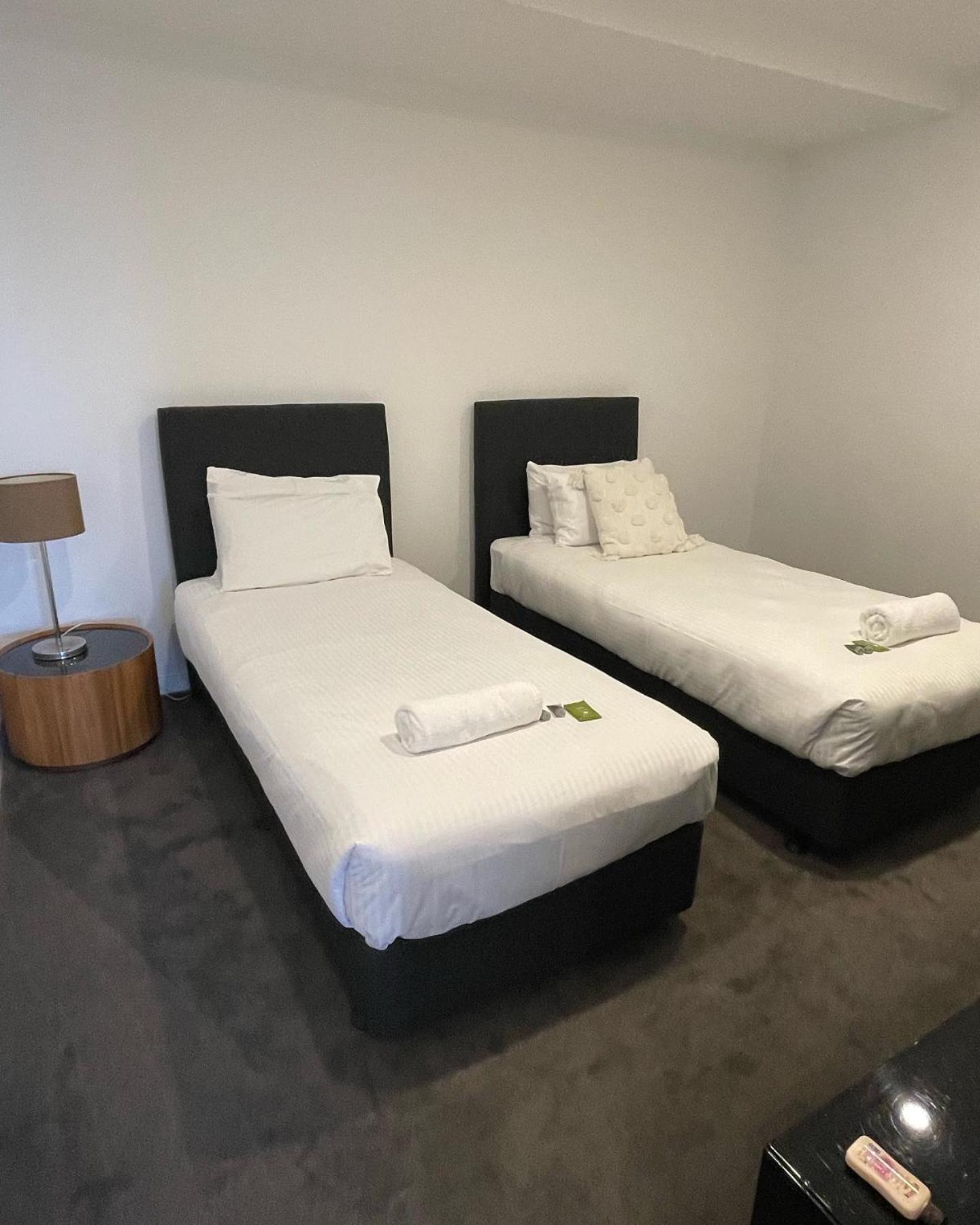 4 Bedroom Huge Sub Penthouse Oracle Level 31 Magnif VIEWS 260m2 Family Skyhome Sleeps 8 Adults and 2 Children, Sofa Bed Portacot, High Chair Central to Eve