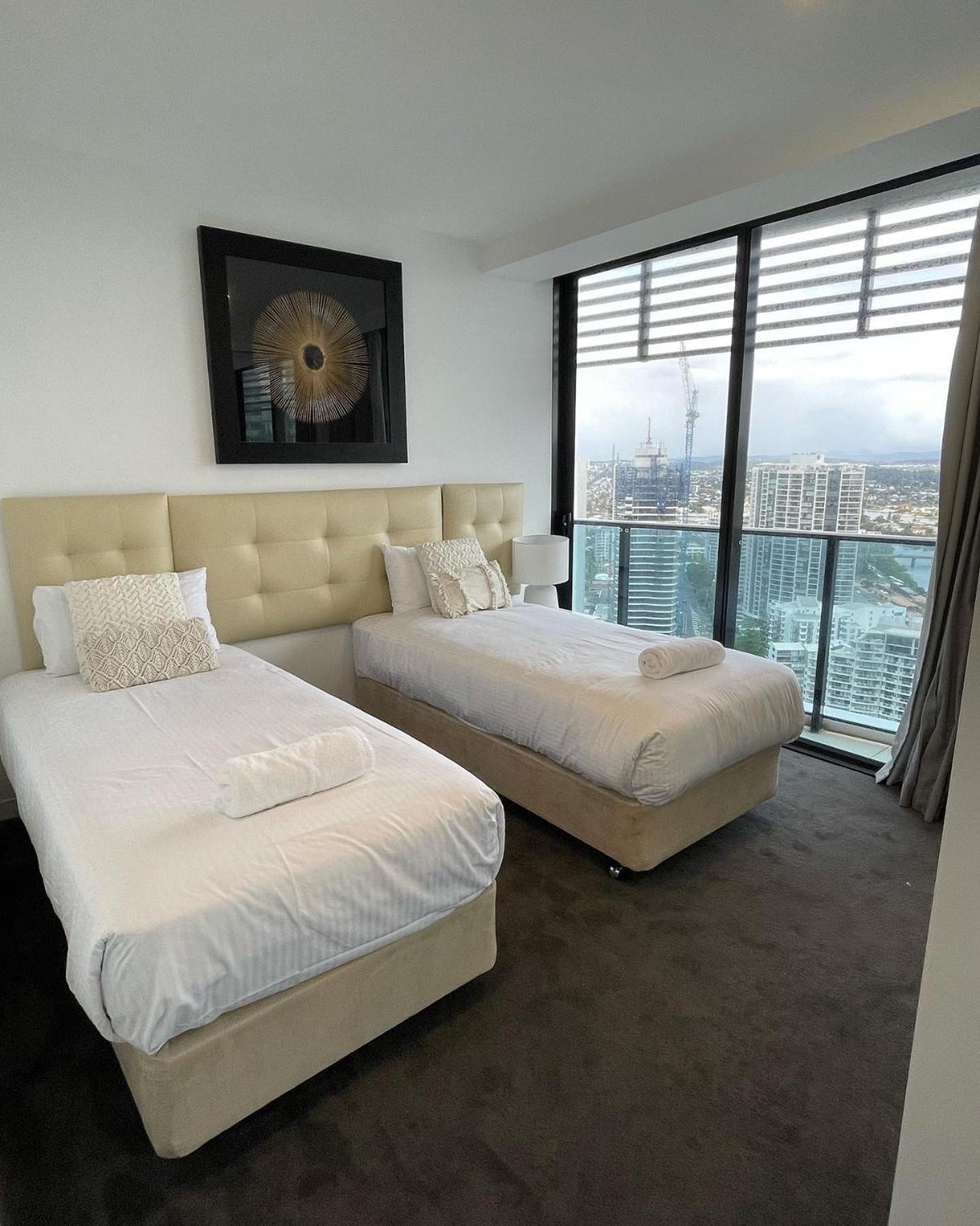 4 Bedroom Huge Sub Penthouse Oracle Level 31 Magnif VIEWS 260m2 Family Skyhome Sleeps 8 Adults and 2 Children, Sofa Bed Portacot, High Chair Central to Eve