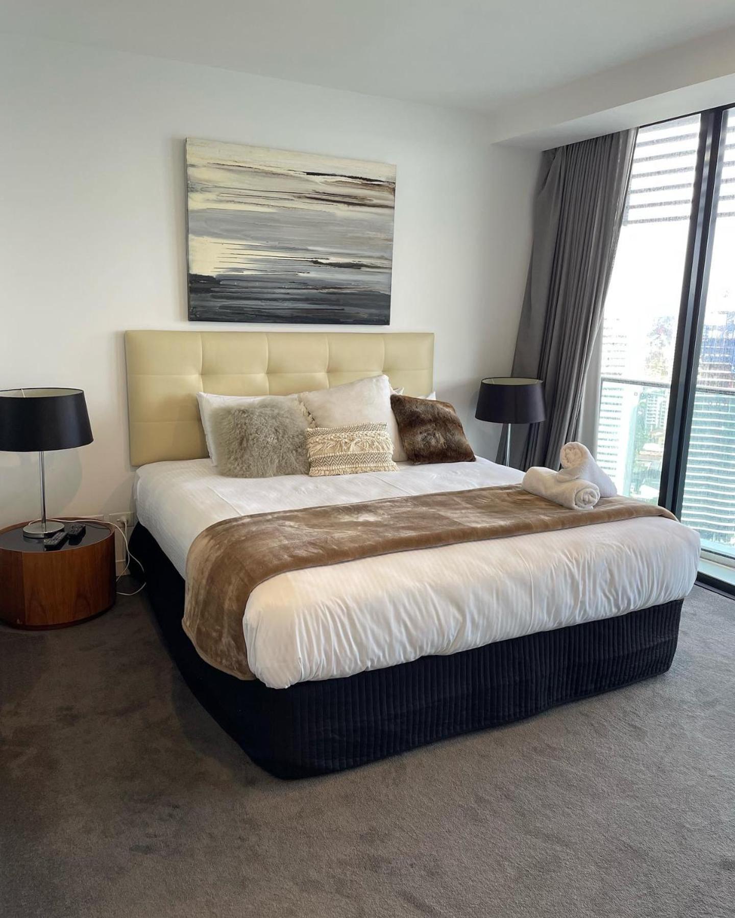 4 Bedroom Huge Sub Penthouse Oracle Level 31 Magnif VIEWS 260m2 Family Skyhome Sleeps 8 Adults and 2 Children, Sofa Bed Portacot, High Chair Central to Eve