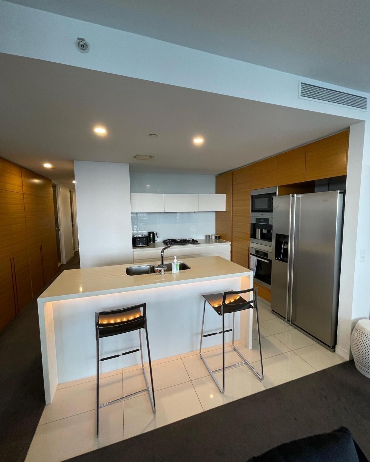 4 Bedroom Huge Sub Penthouse Oracle Level 31 Magnif VIEWS 260m2 Family Skyhome Sleeps 8 Adults and 2 Children, Sofa Bed Portacot, High Chair Central to Eve
