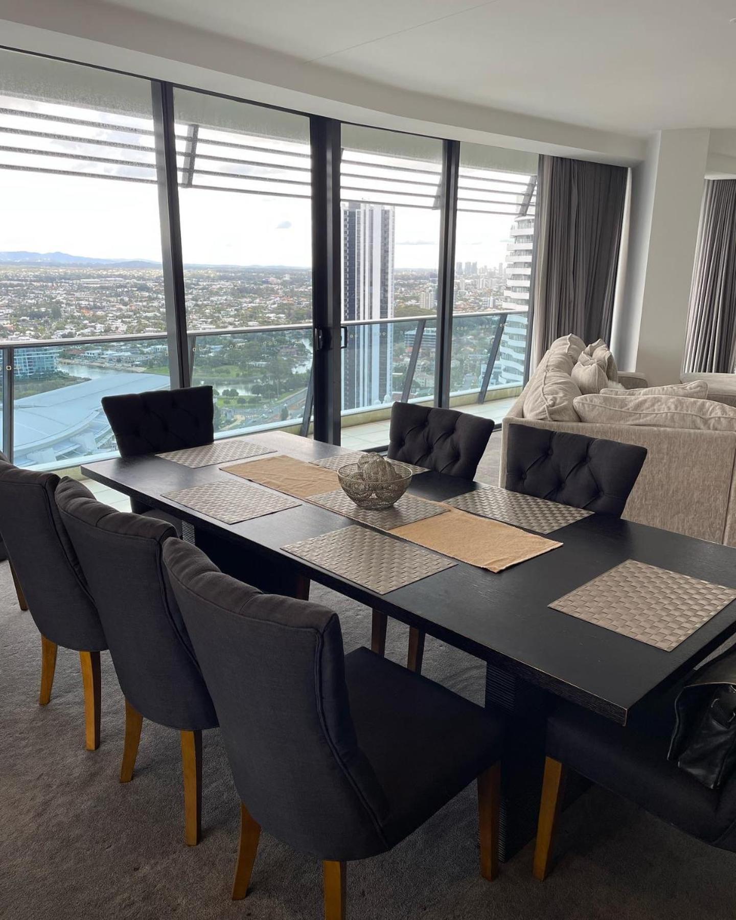 4 Bedroom Huge Sub Penthouse Oracle Level 31 Magnif VIEWS 260m2 Family Skyhome Sleeps 8 Adults and 2 Children, Sofa Bed Portacot, High Chair Central to Eve