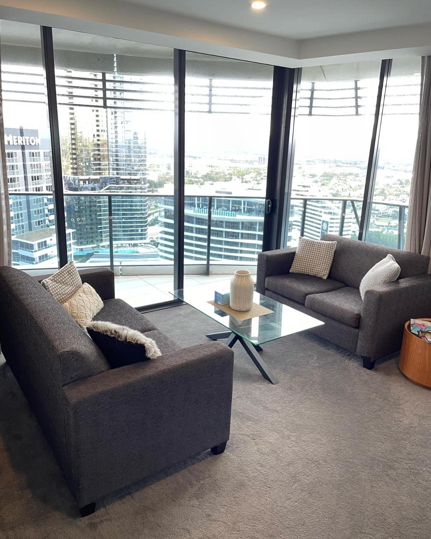 4 Bedroom Huge Sub Penthouse Oracle Level 31 Magnif VIEWS 260m2 Family Skyhome Sleeps 8 Adults and 2 Children, Sofa Bed Portacot, High Chair Central to Eve