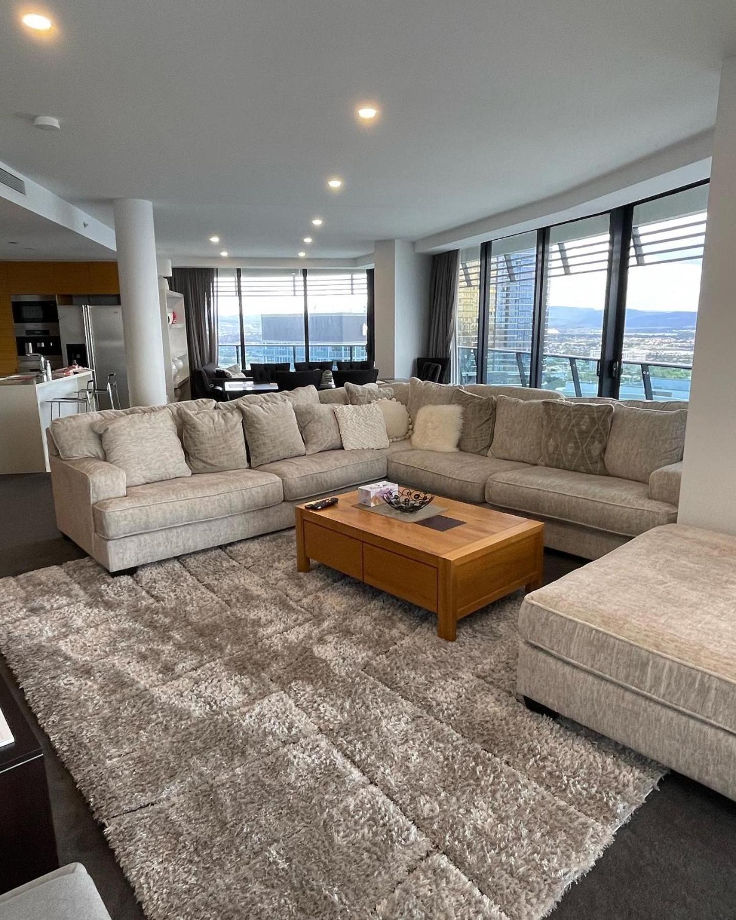 4 Bedroom Huge Sub Penthouse Oracle Level 31 Magnif VIEWS 260m2 Family Skyhome Sleeps 8 Adults and 2 Children, Sofa Bed Portacot, High Chair Central to Eve