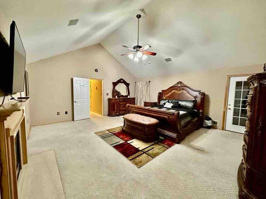 Cheerful 5-bedroom resort with heated pool view 3