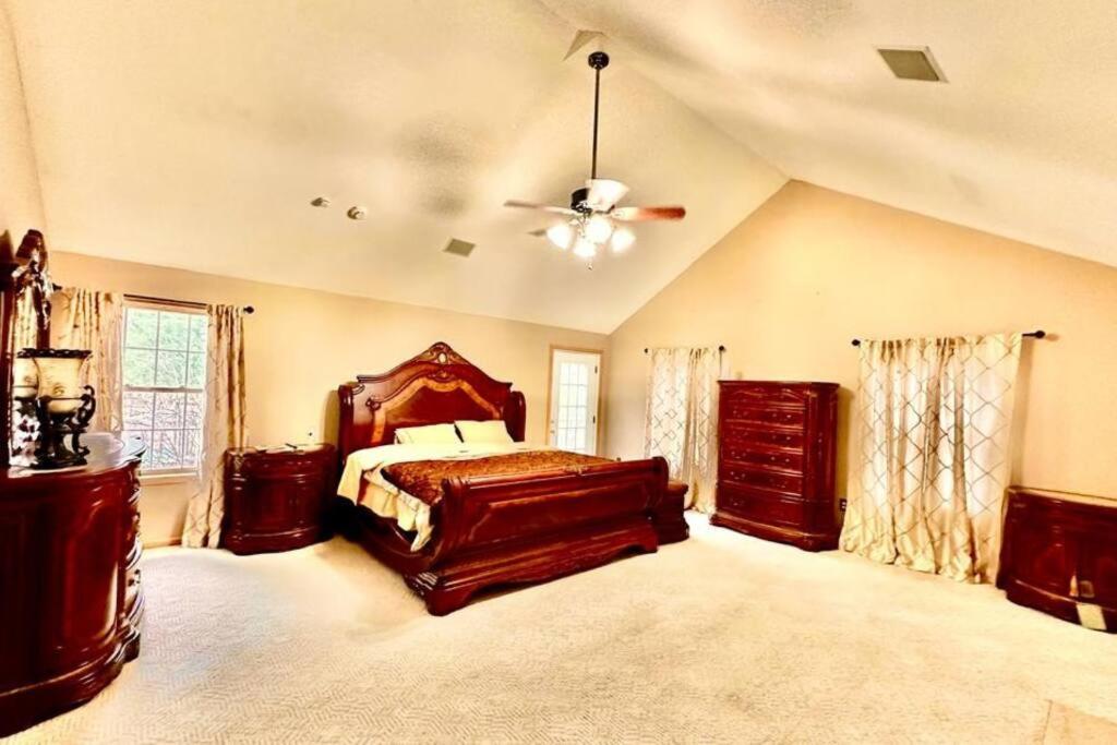 Cheerful 5-bedroom resort with heated pool view 4