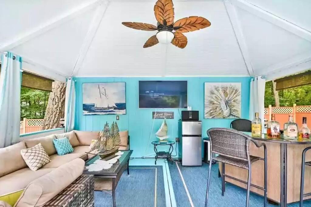 Cheerful 5-bedroom resort with heated pool view 5