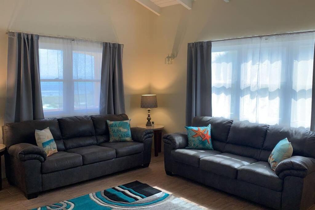 The Pearl - Spacious Air Conditioned 3BD, 2BTH Villa with Gorgeous Views