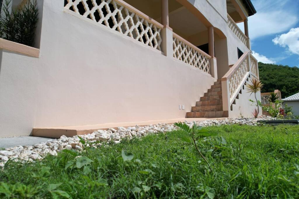 The Pearl - Spacious Air Conditioned 3BD, 2BTH Villa with Gorgeous Views