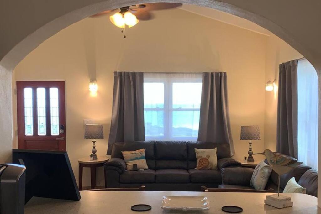 The Pearl - Spacious Air Conditioned 3BD, 2BTH Villa with Gorgeous Views