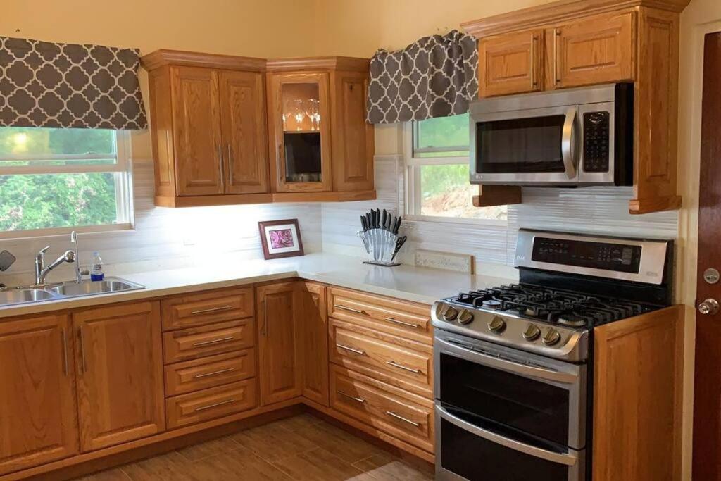 The Pearl - Spacious Air Conditioned 3BD, 2BTH Villa with Gorgeous Views