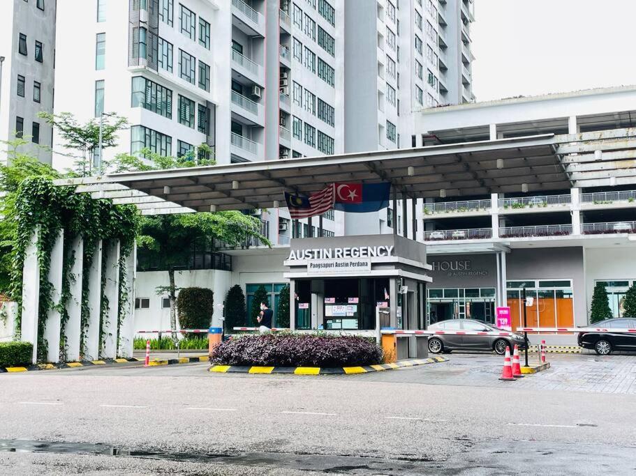 High Floor studio Austin Regency Mount Austin w Balcony 3 plus 1pax 5 mins AEON