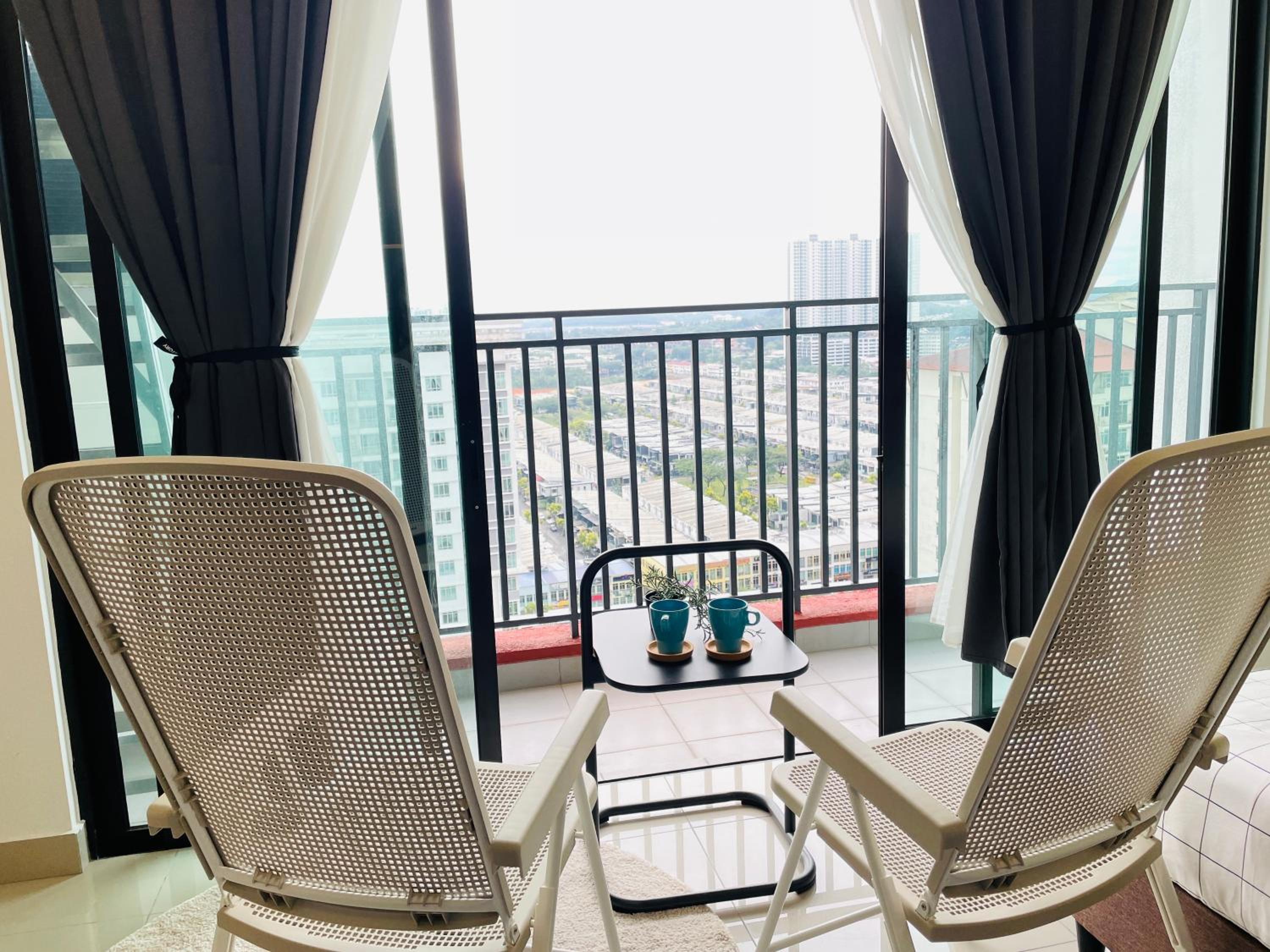 High Floor studio Austin Regency Mount Austin w Balcony 3 plus 1pax 5 mins AEON