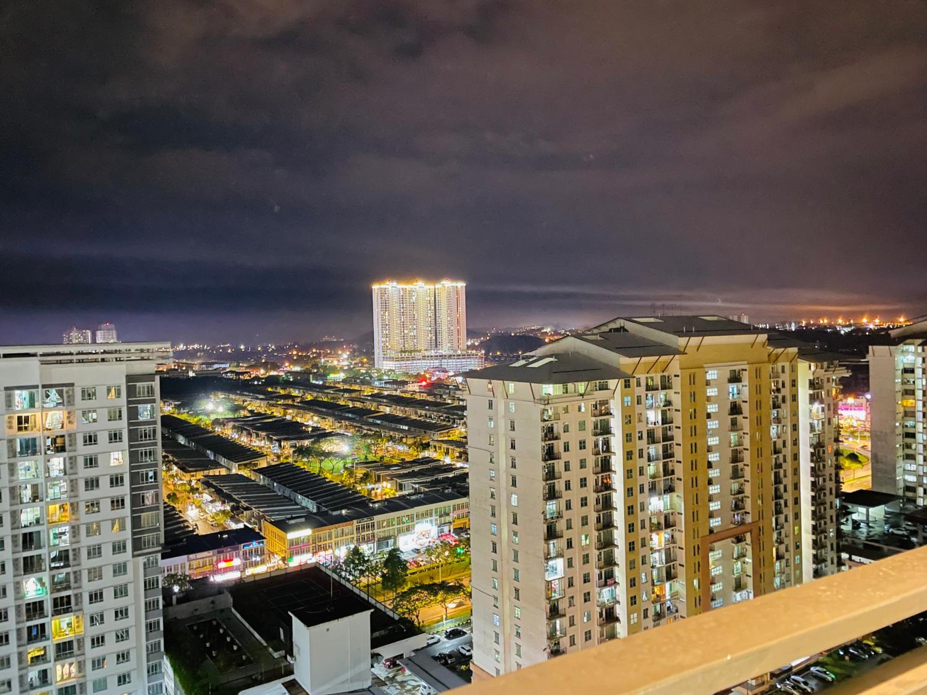 High Floor studio Austin Regency Mount Austin w Balcony 3 plus 1pax 5 mins AEON
