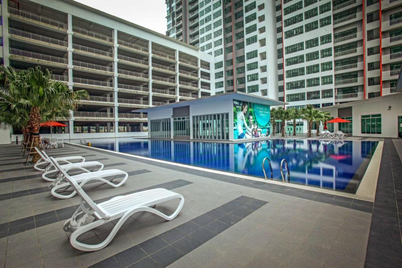 High Floor studio Austin Regency Mount Austin w Balcony 3 plus 1pax 5 mins AEON