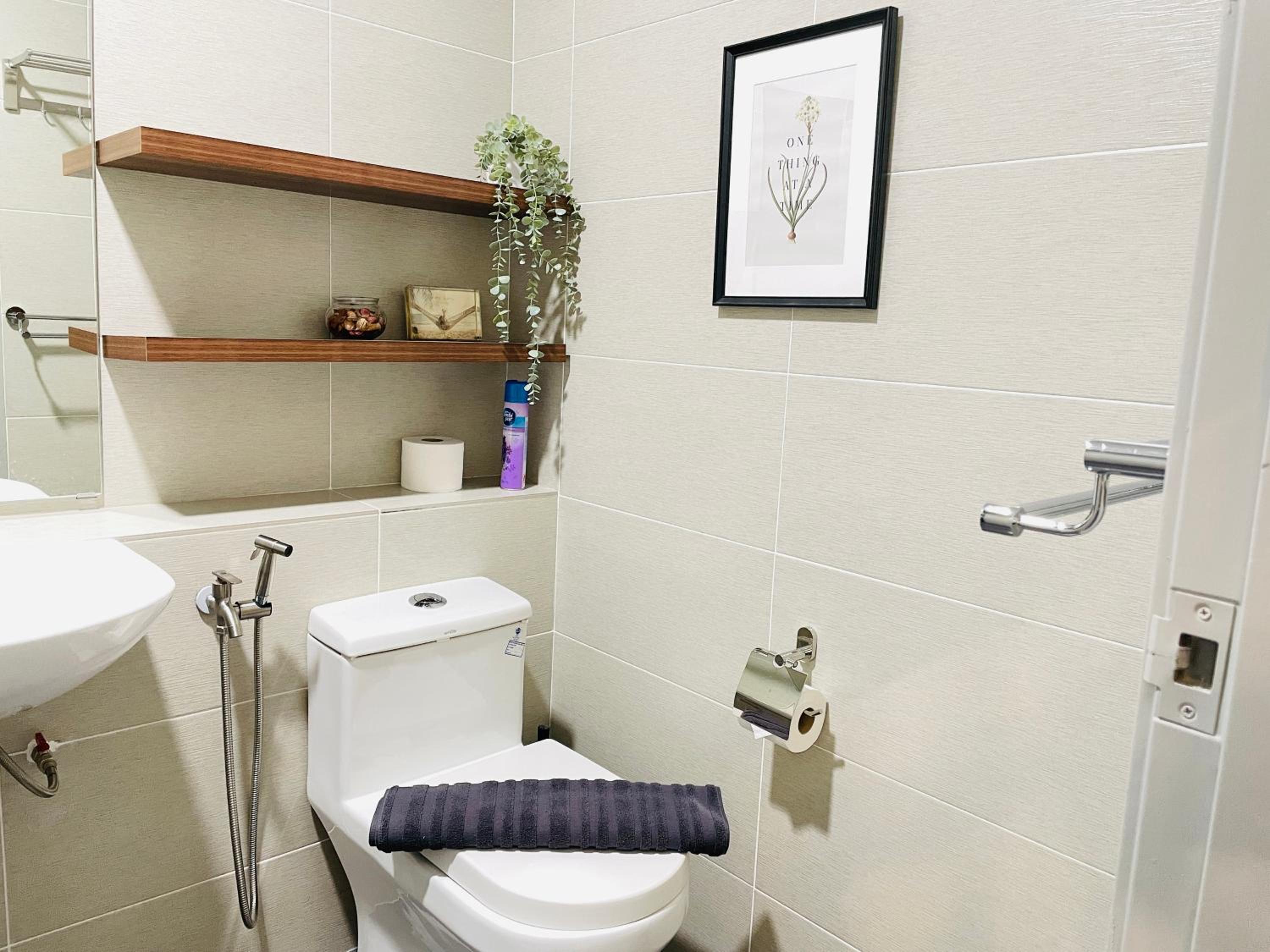 High Floor studio Austin Regency Mount Austin w Balcony 3 plus 1pax 5 mins AEON