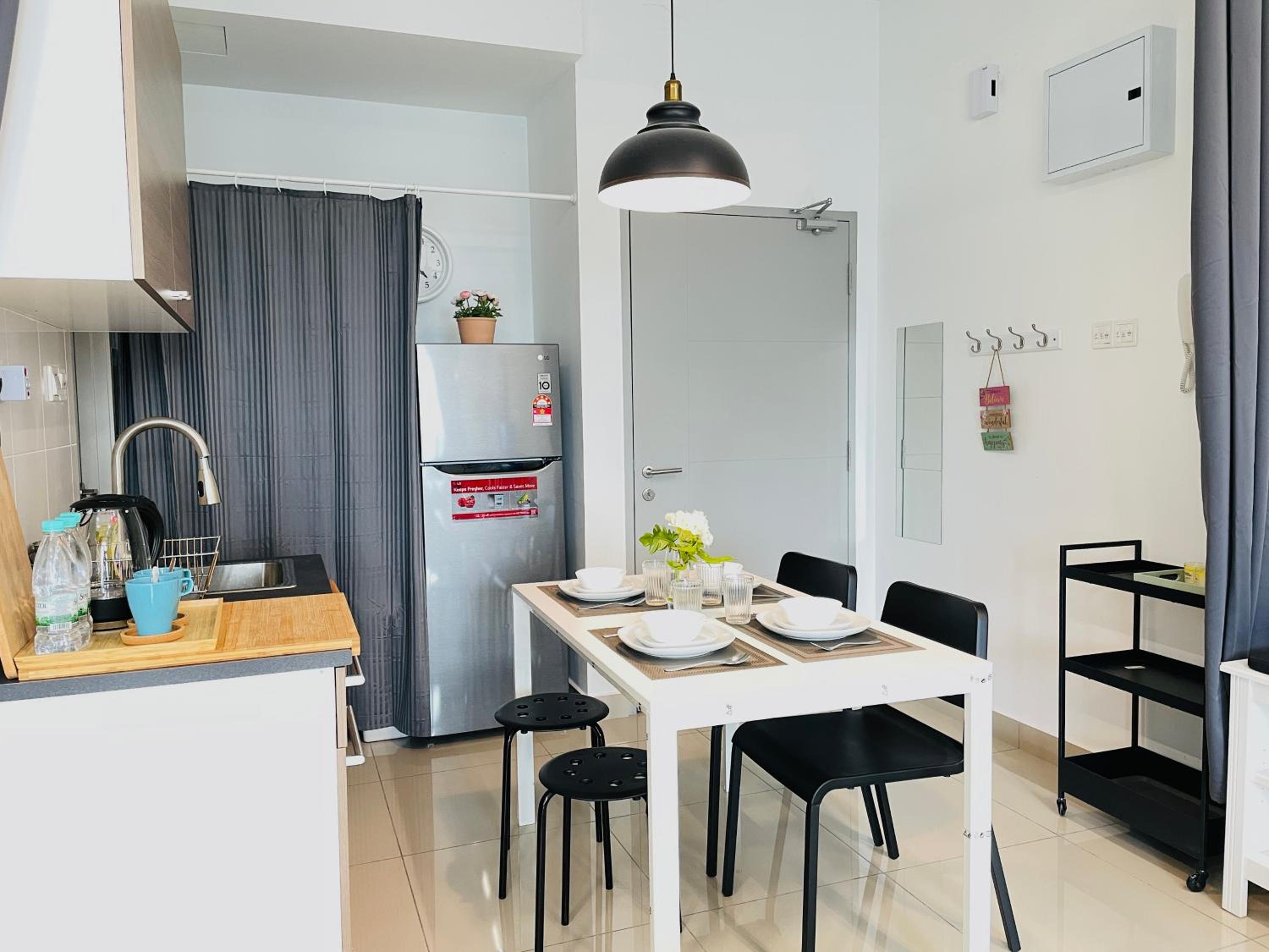 High Floor studio Austin Regency Mount Austin w Balcony 3 plus 1pax 5 mins AEON