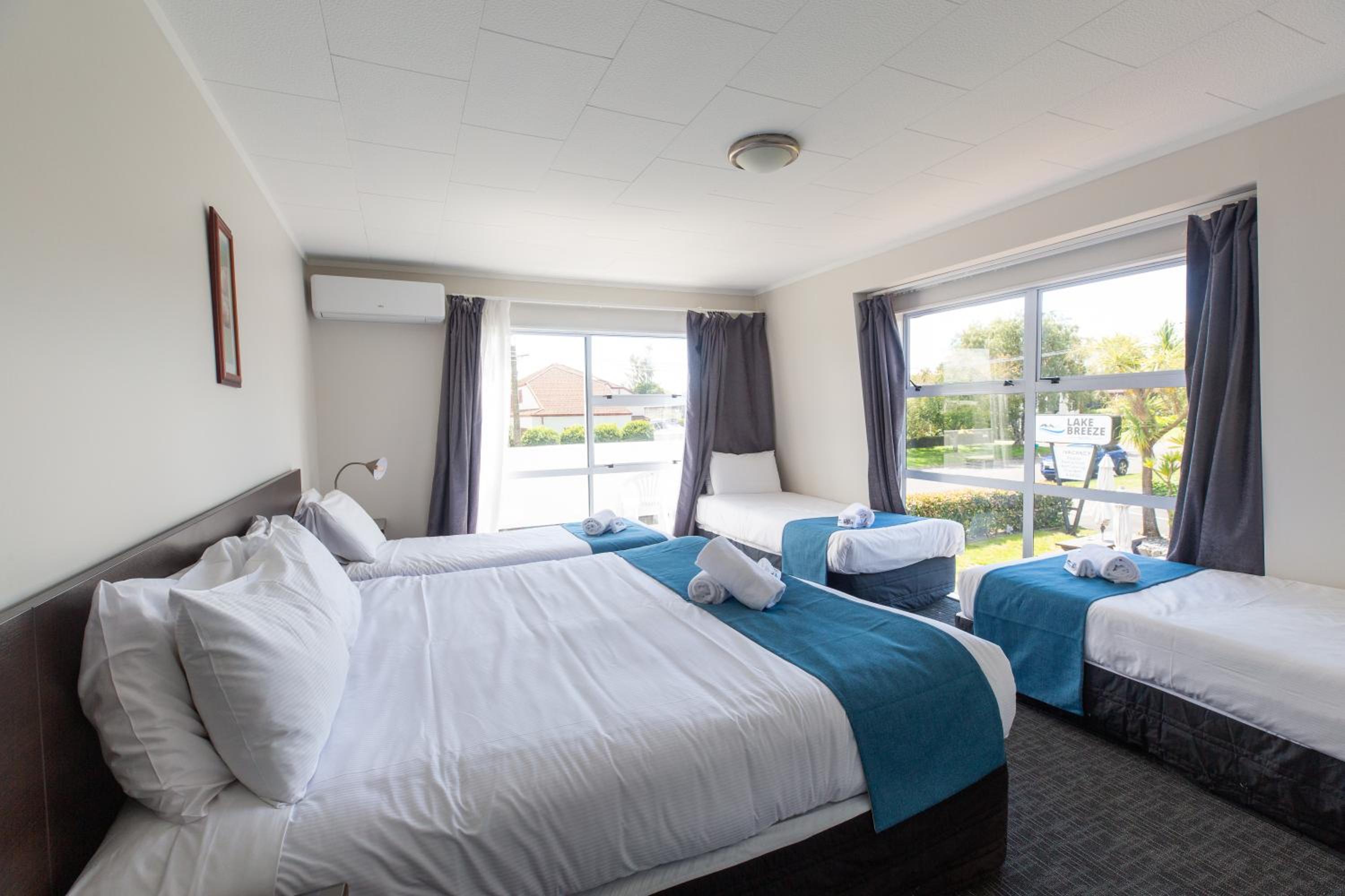 Lake Breeze Motel
