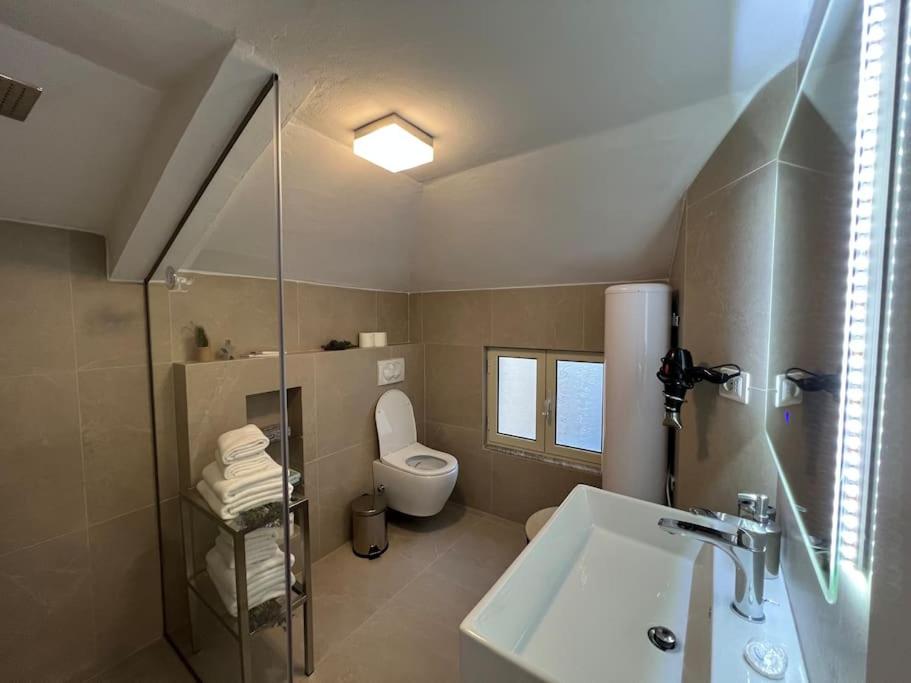 Jonexh Apartments