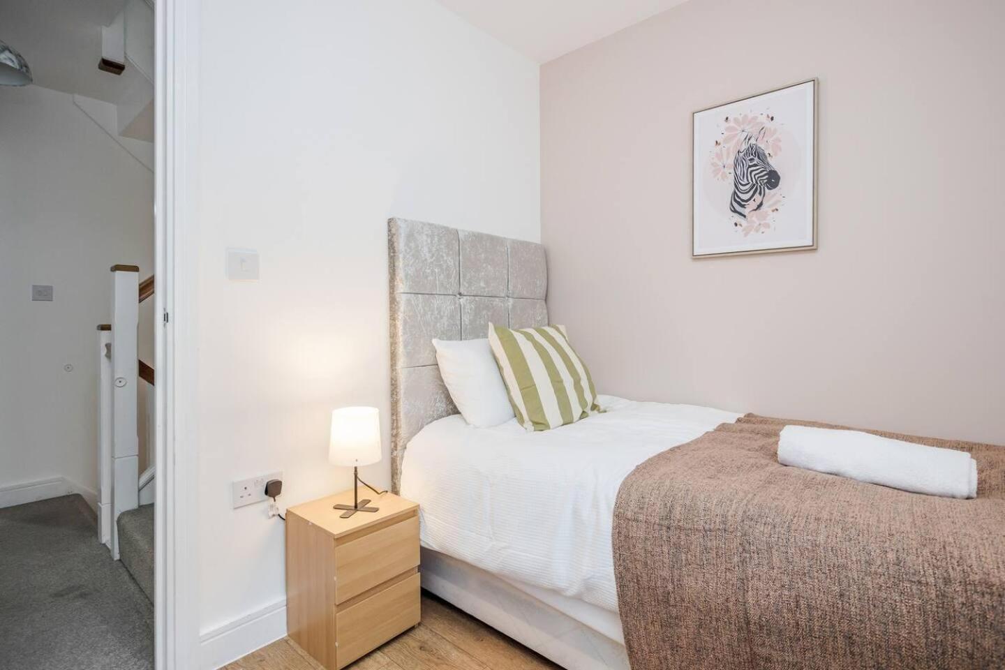 TMS Cheerful 5BDR house! Thurrock! Free Parking! view 4
