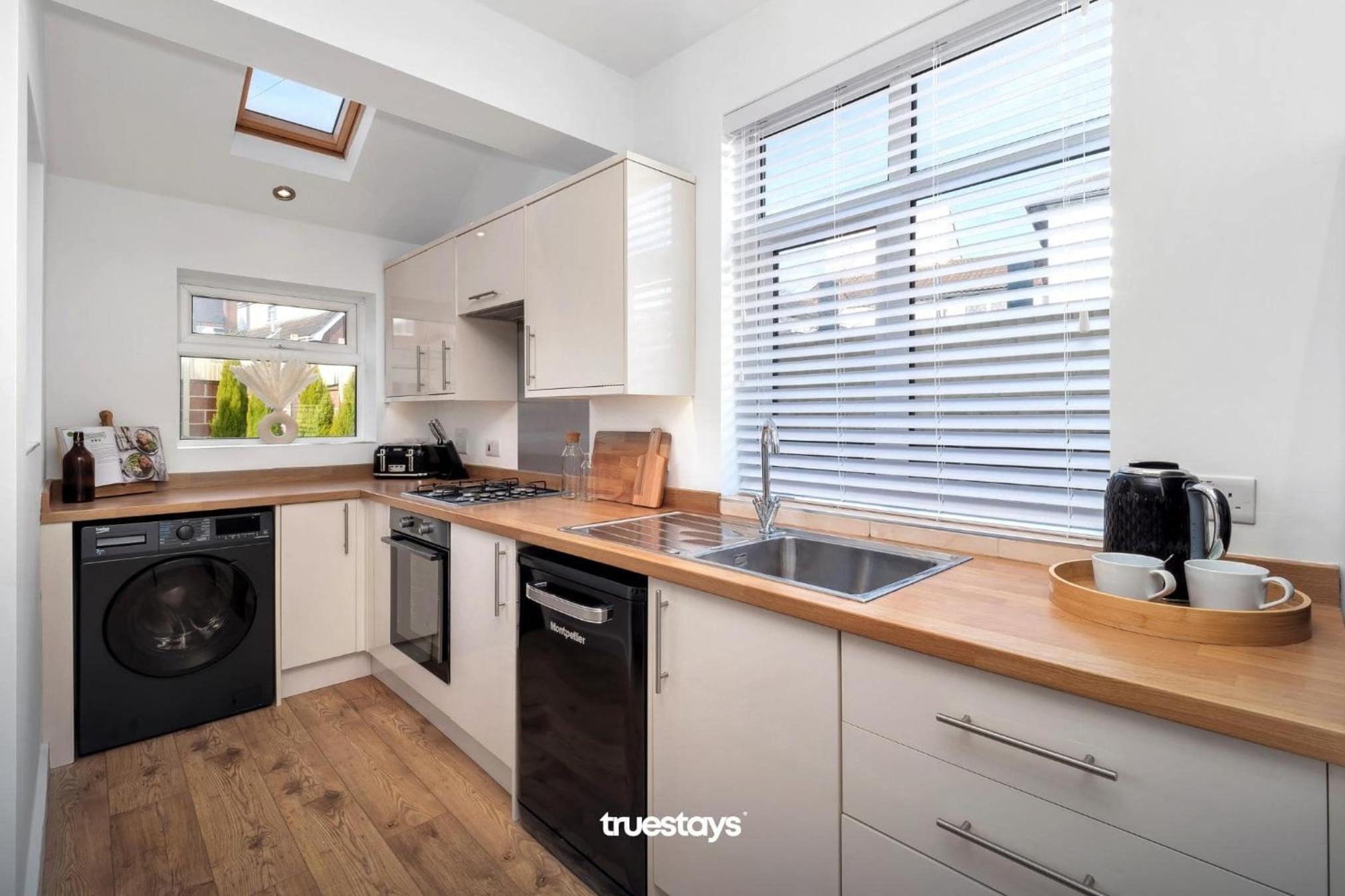 Haydon House by Truestays - NEW 4 Bedroom House in Stoke-on-Trent view 5