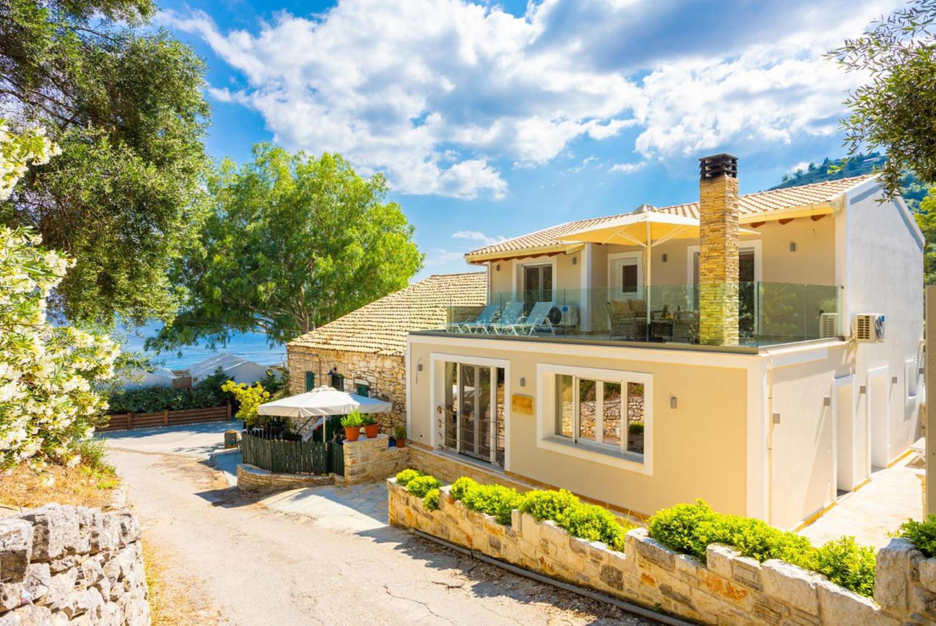 Hotel Villa Nikolakis Kerasia, on the beach - Image 1