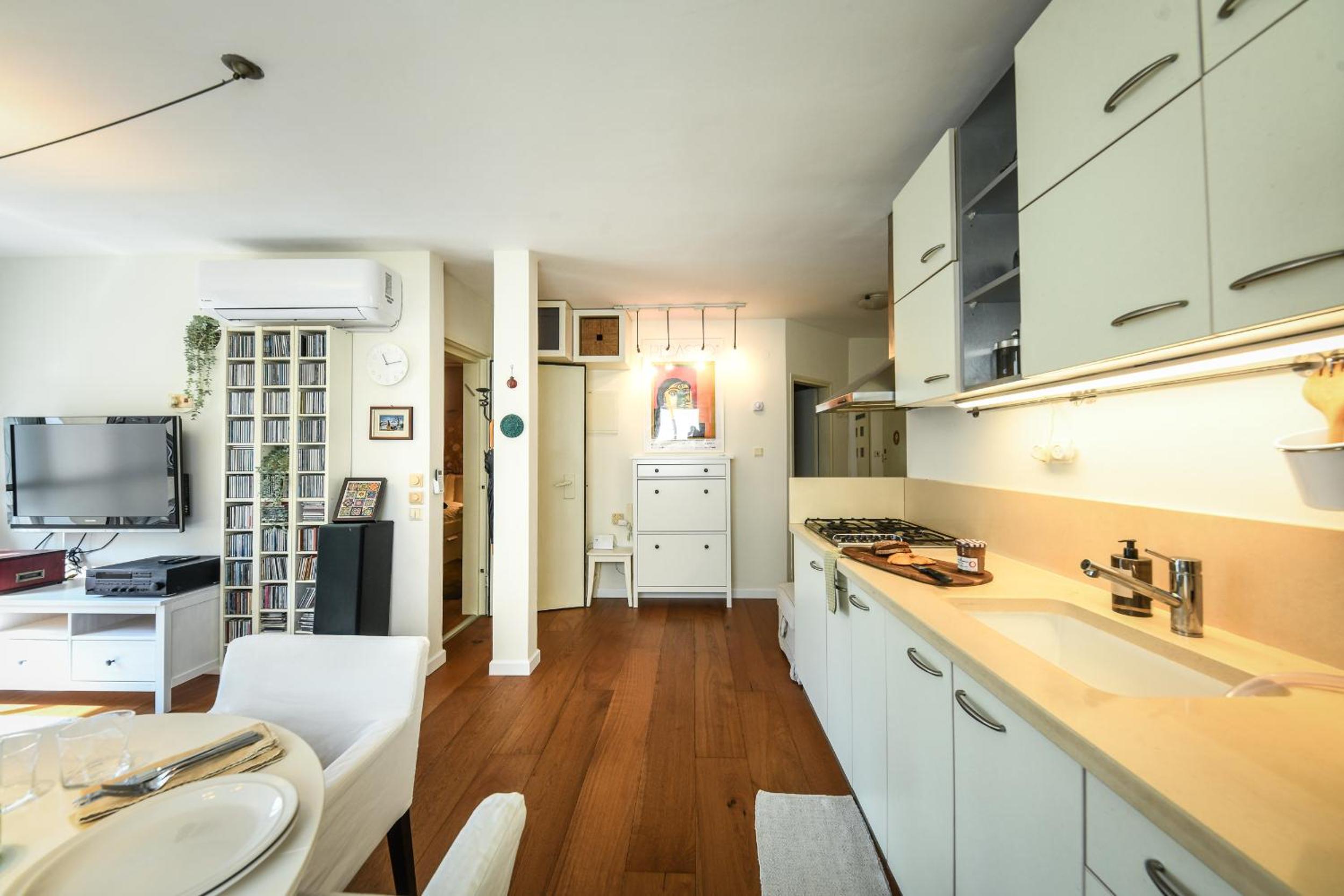 Radiant 1BR Apt w Parking in the Heart of Tel Aviv with Shelter by Sea N' Rent view 3