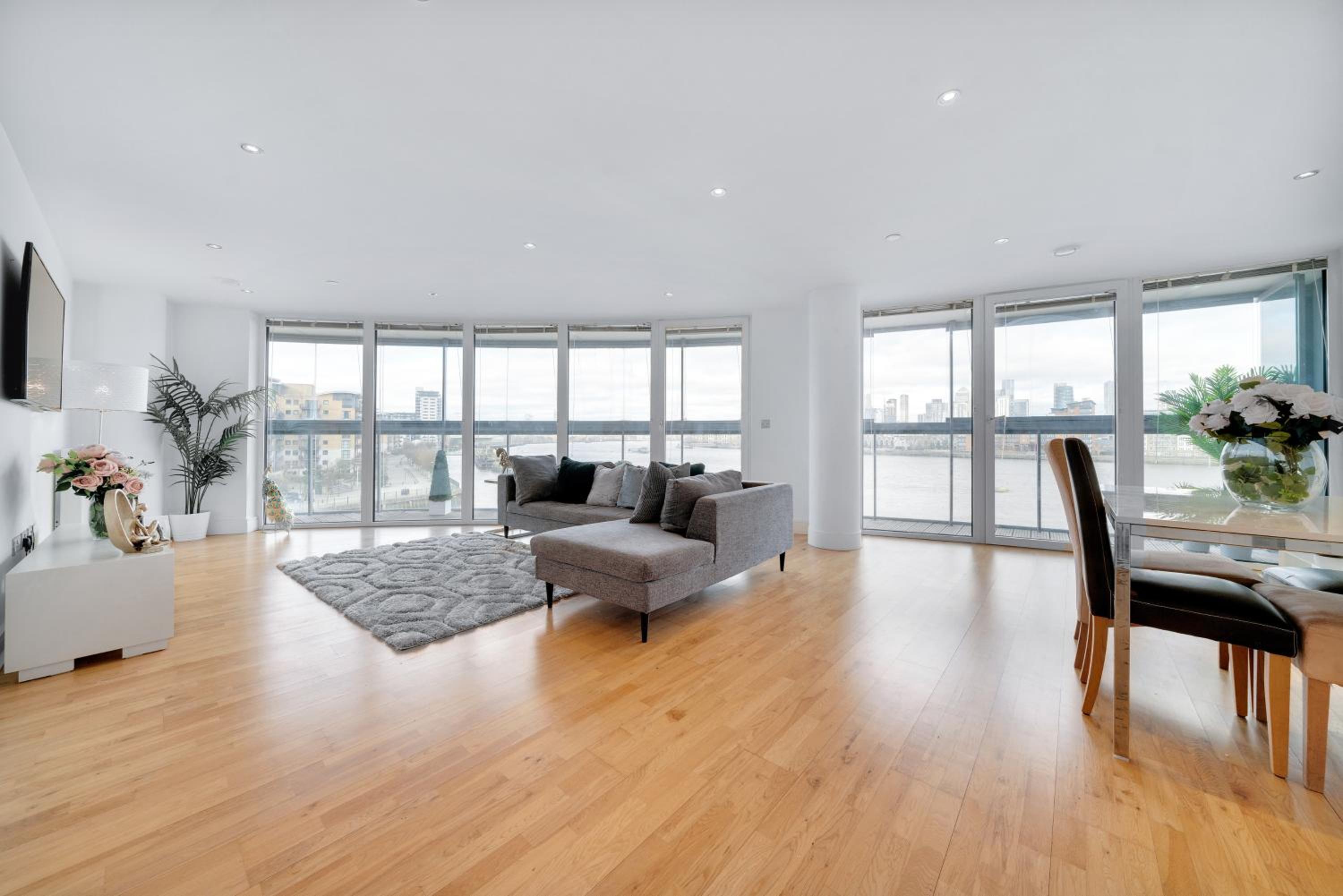 Large 2Bed 2Bath Apartment Beautiful River Views London Greenwich Cutty Sark view 5
