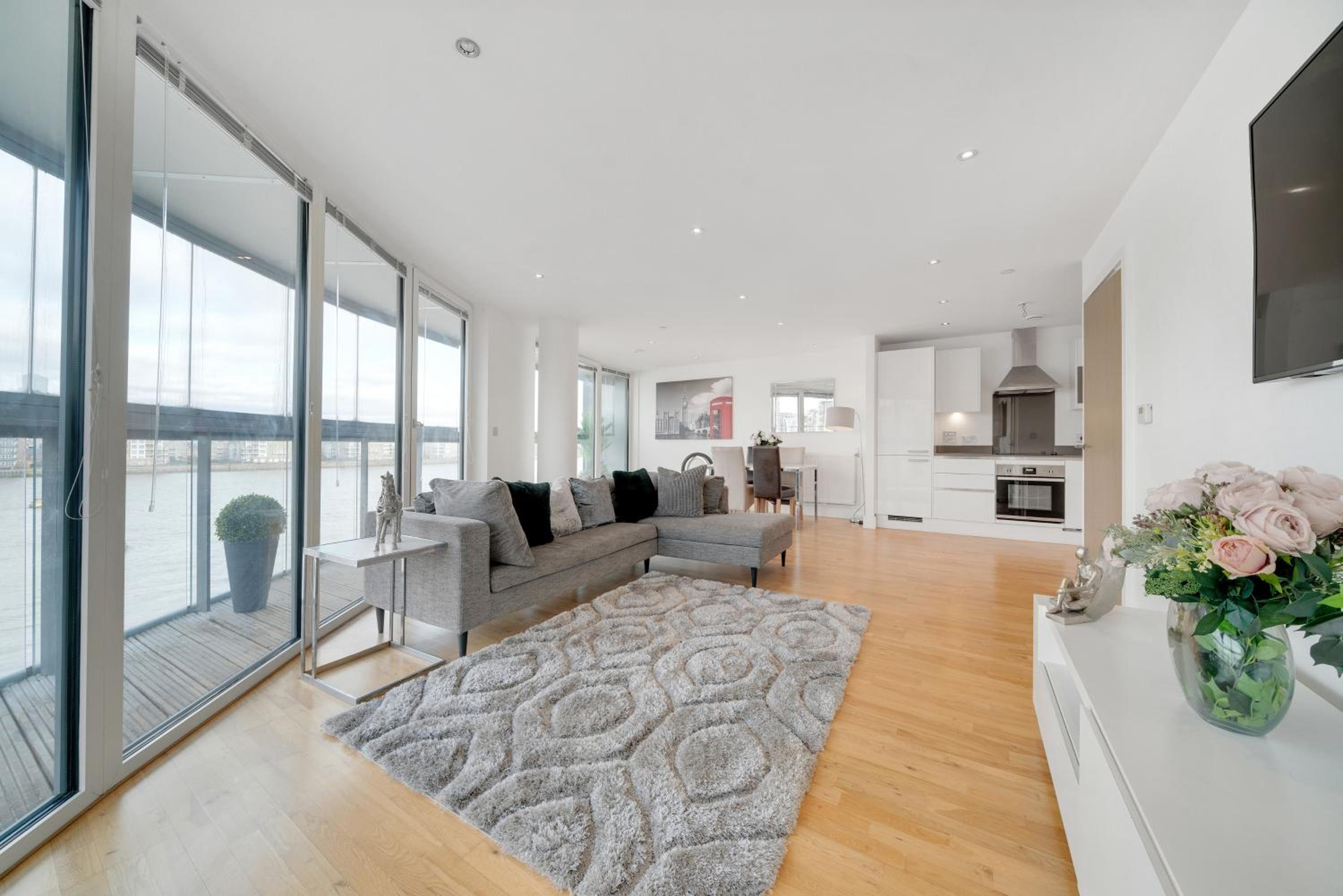 Large 2Bed 2Bath Apartment Beautiful River Views London Greenwich Cutty Sark view 4