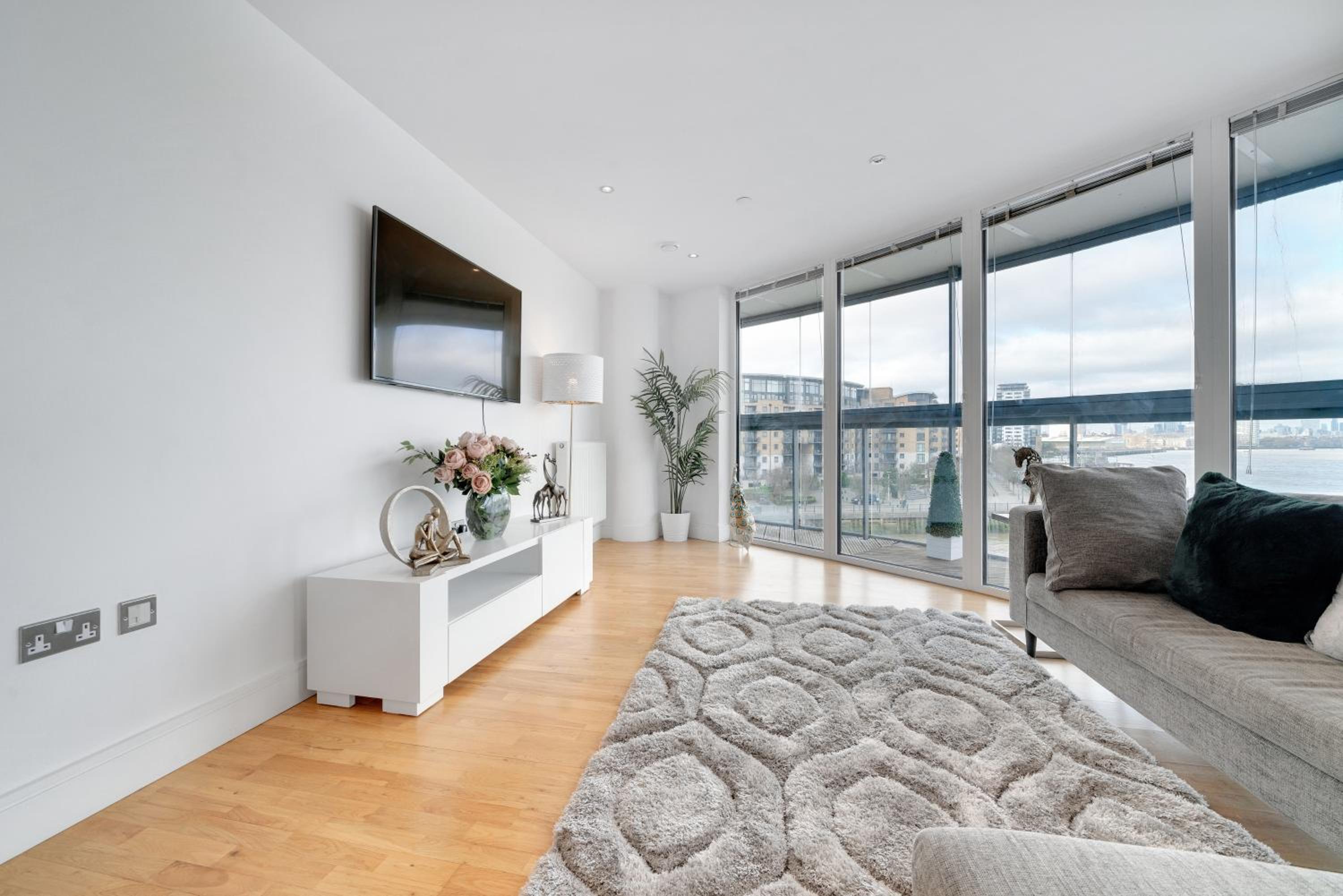 Large 2Bed 2Bath Apartment Beautiful River Views London Greenwich Cutty Sark view 3