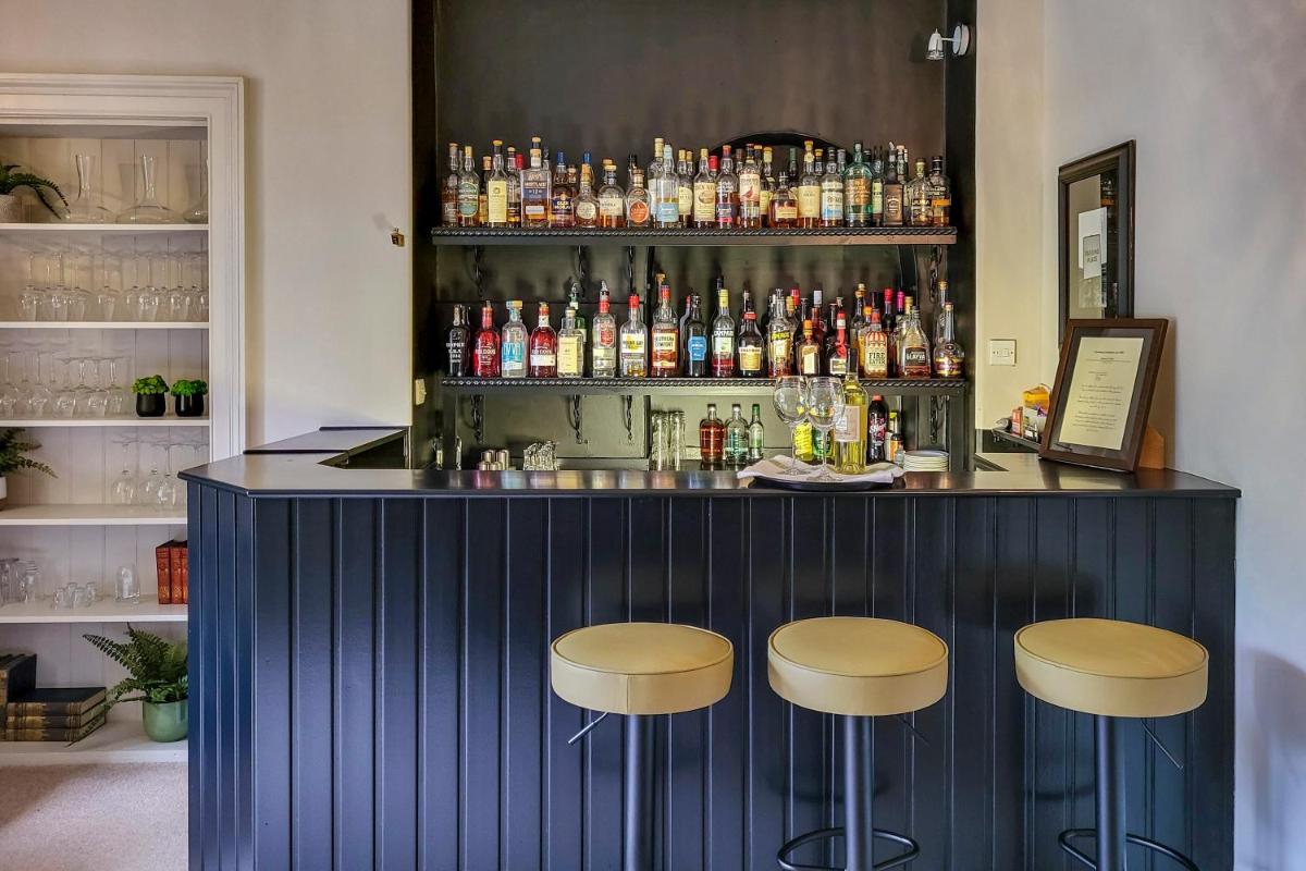 bar