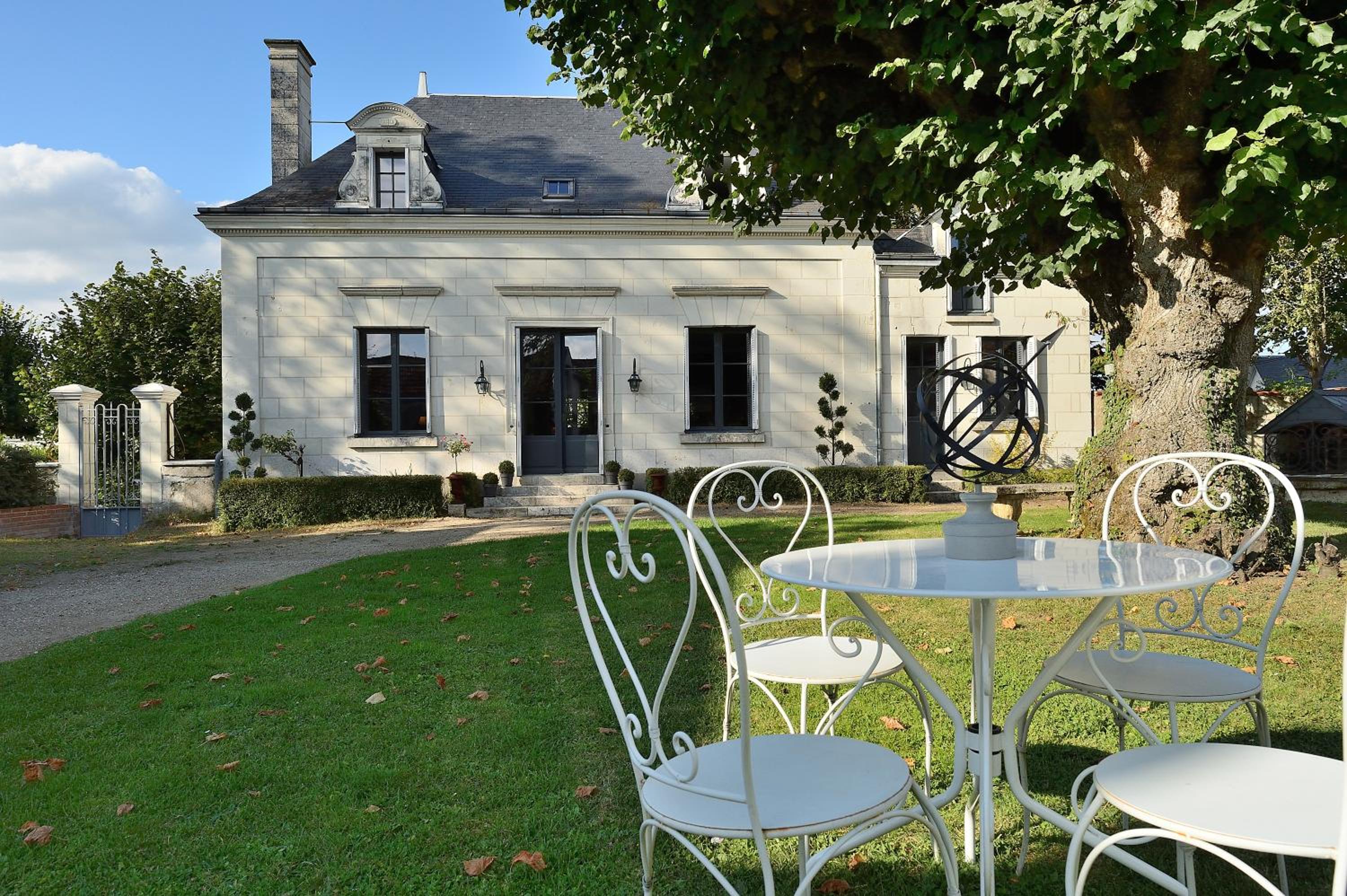 La Folie Saint Julien view 2