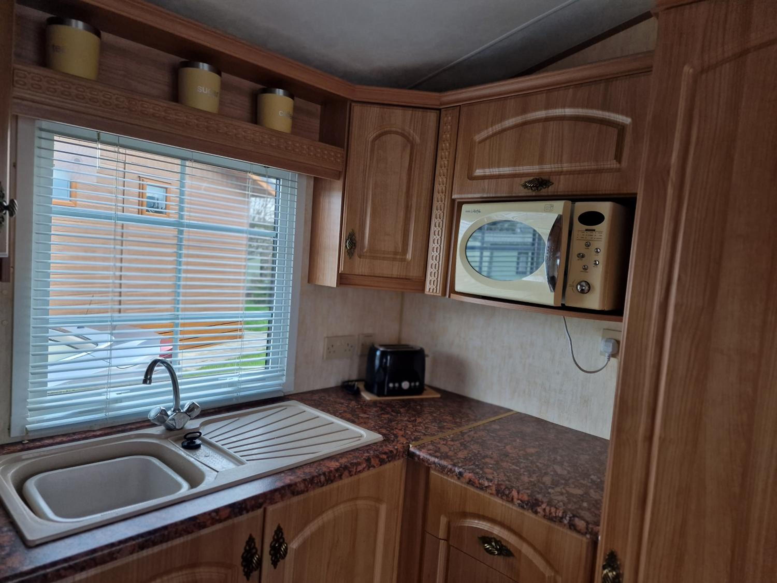 Caravan - Sleeps 4 - Pet friendly - Parking view 3