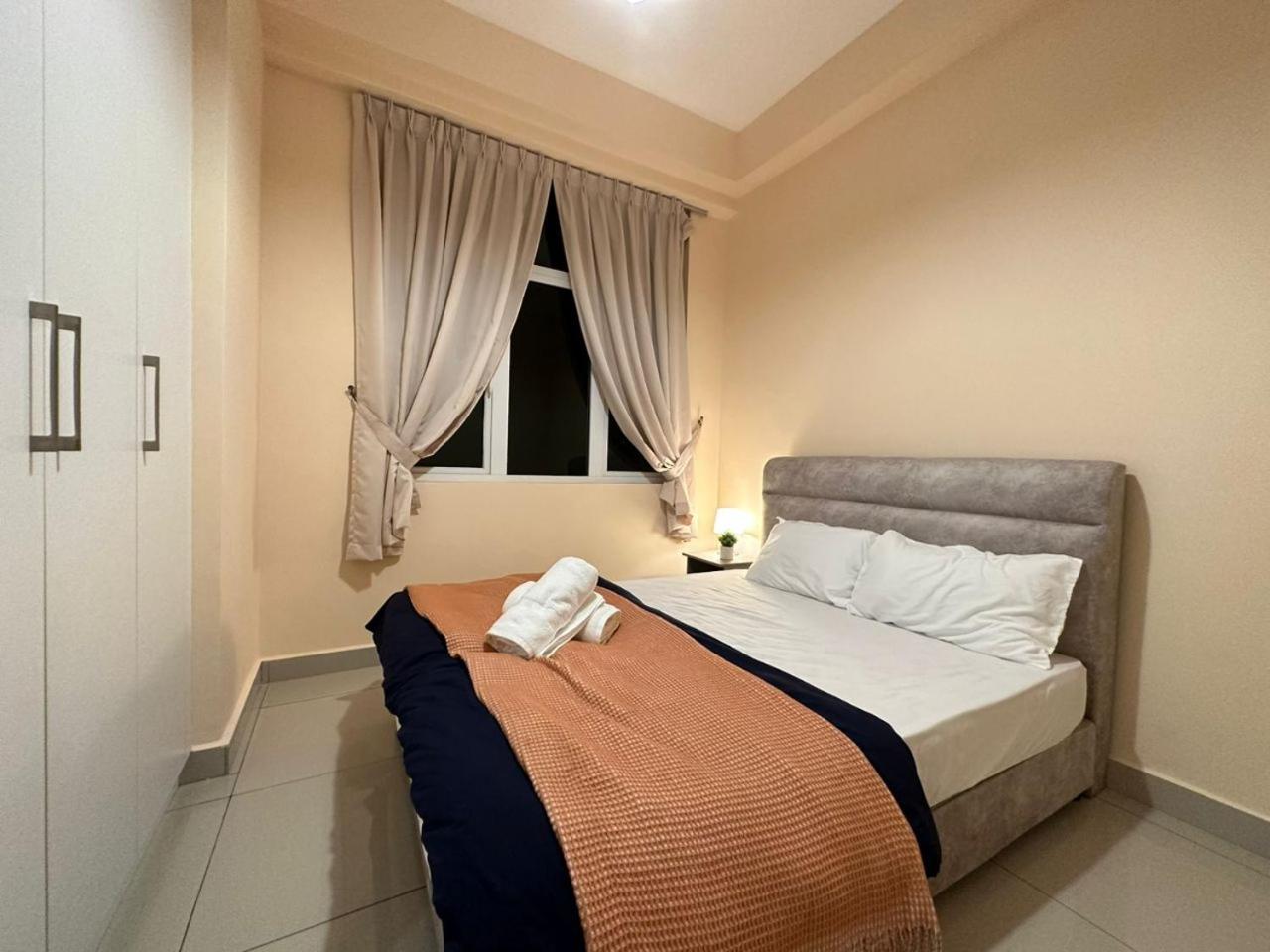 Twin Galaxy city view 2 Bedroom with balcony