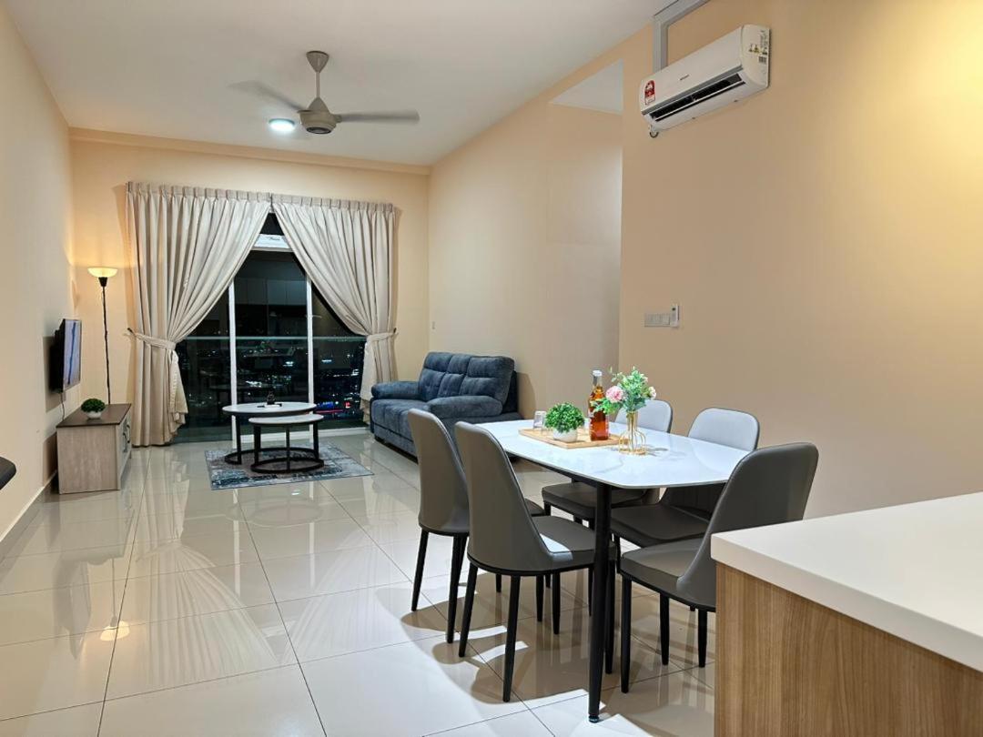 Twin Galaxy city view 2 Bedroom with balcony